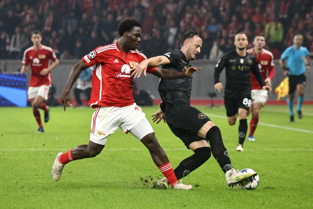 epa10936972 Union’s David Datro Fofana (L) in action against Napoli's Amir Rrahmani (R) during the UEFA Champions League Group C soccer match between Union Berlin and SSC Napoli in Berlin, Germany, 24 October 2023.  EPA-EFE/Clemens Bilan