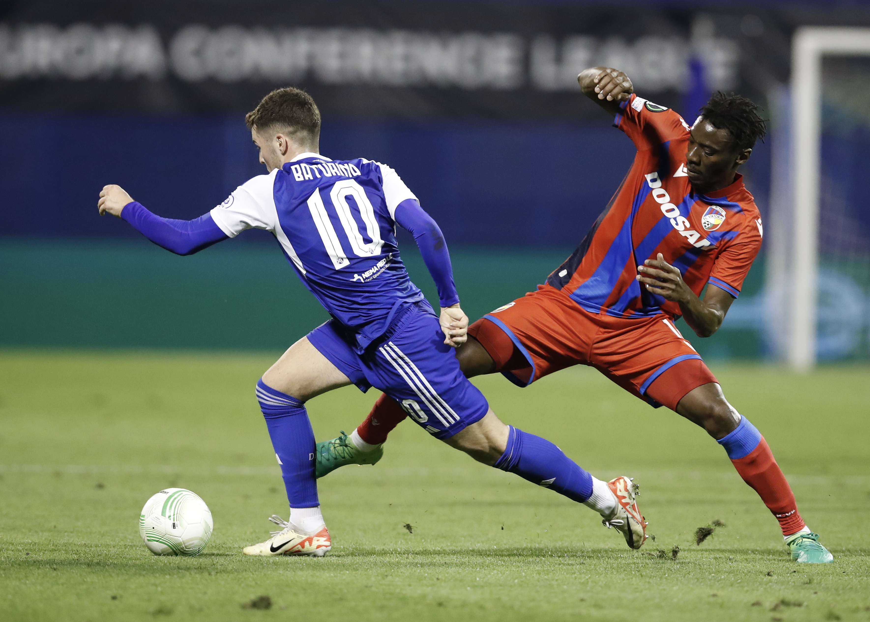 epa10941498 Dinamo's Martin Baturina (L) in action against Viktoria Plzen's Ibrahim Traore  during the UEFA Europa Conference league group C match between Dinamo Zagreb and Viktoria Plzen in Zagreb, Croatia, 26 October 2023.  EPA-EFE/ANTONIO BAT