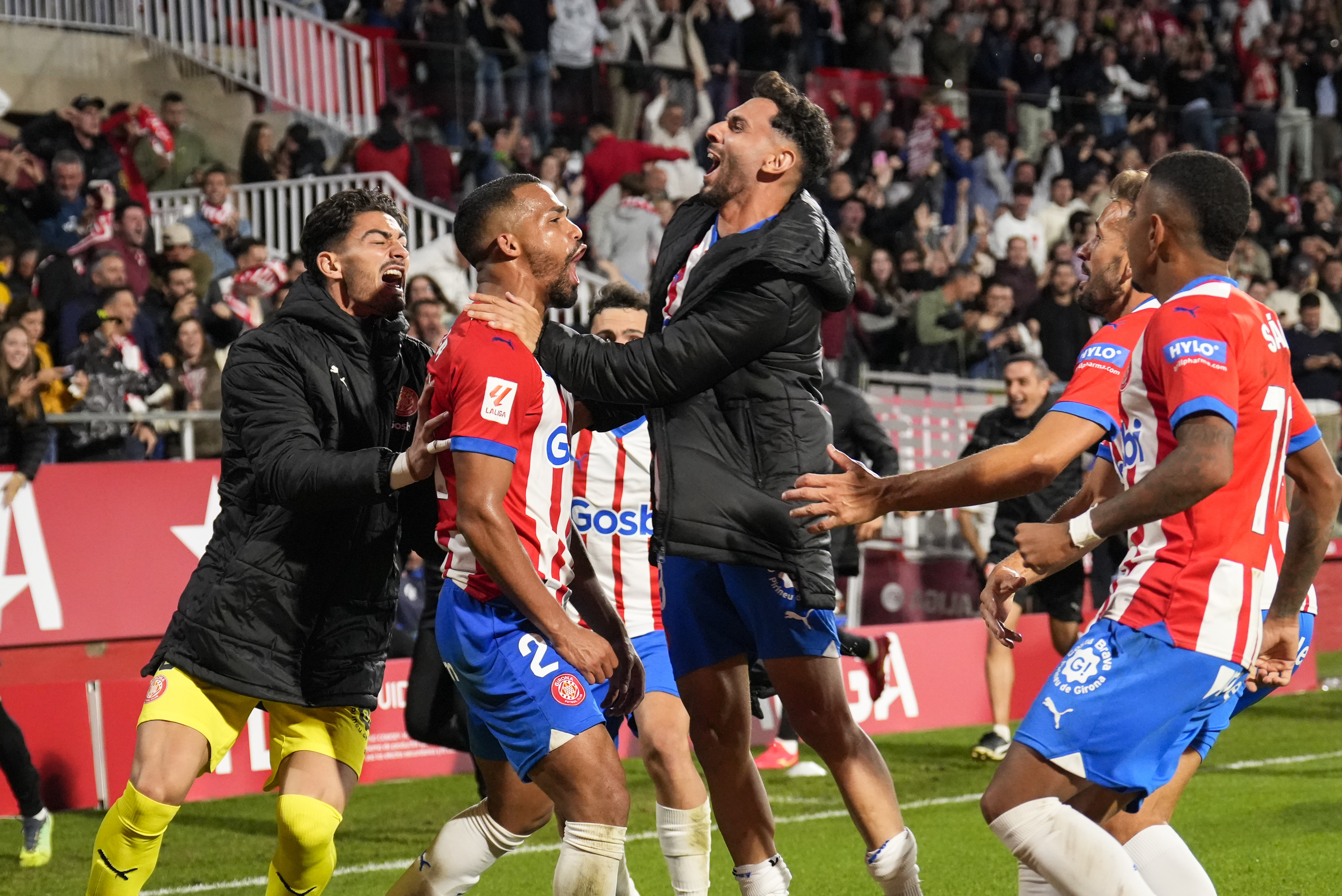 epa10943702 Girona´s Yangel Herrera (2L) celebrates after scoring the 1-0 lead during the Spanish LaLiga soccer match between Girona FC and Celta Vigo held in Girona, Spain, 27 October 2023.  EPA-EFE/David Borrat