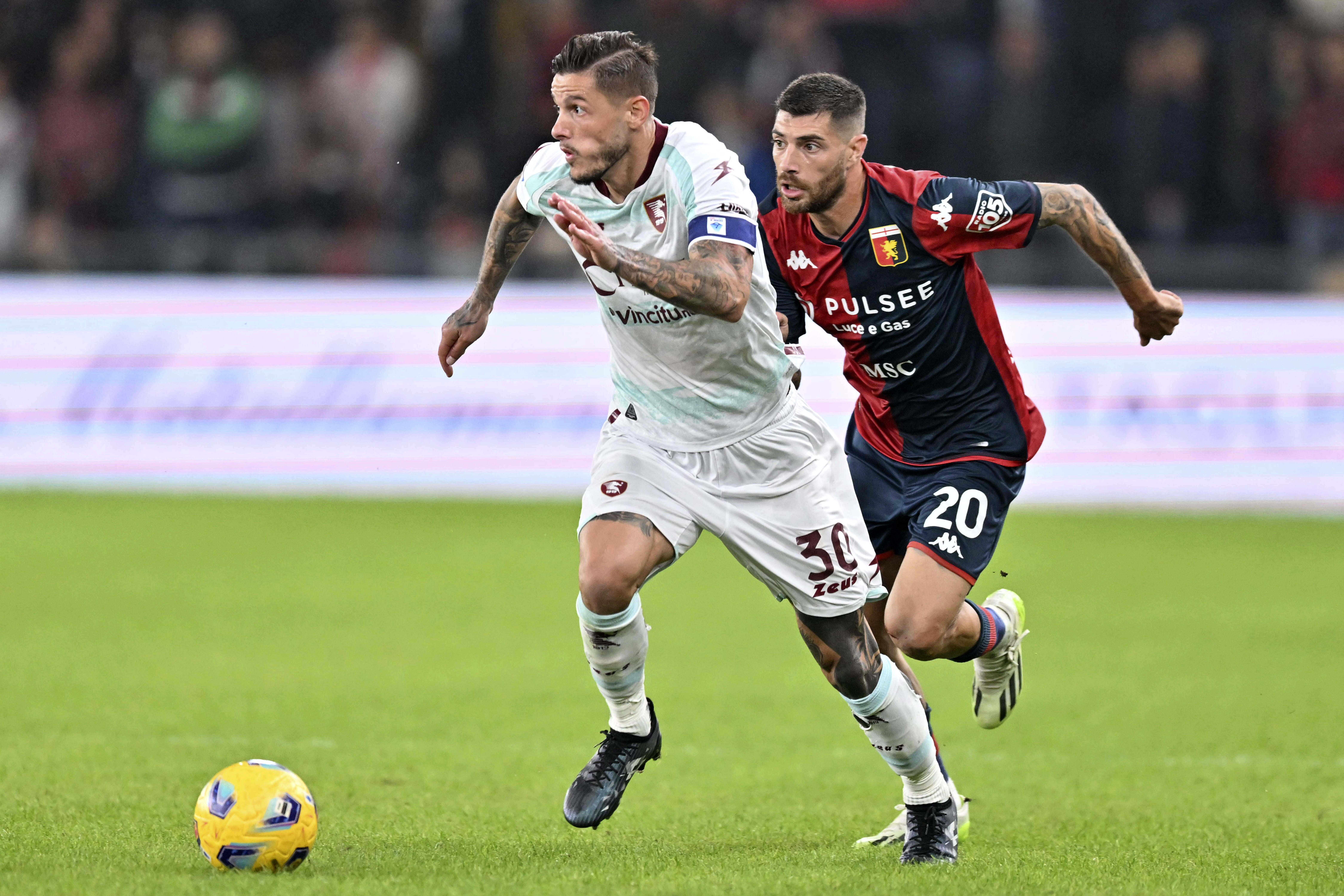 Salernitana's Pasquale Mazzocchi, left, and Genoa's Stefano Sabelli battle for the ball during the Serie A soccer match between Genoa and Salernitana at Ferraris stadium in Genoa, Italy, Friday Oct. 27, 2023. (Tano Pecoraro//LaPresse via AP)