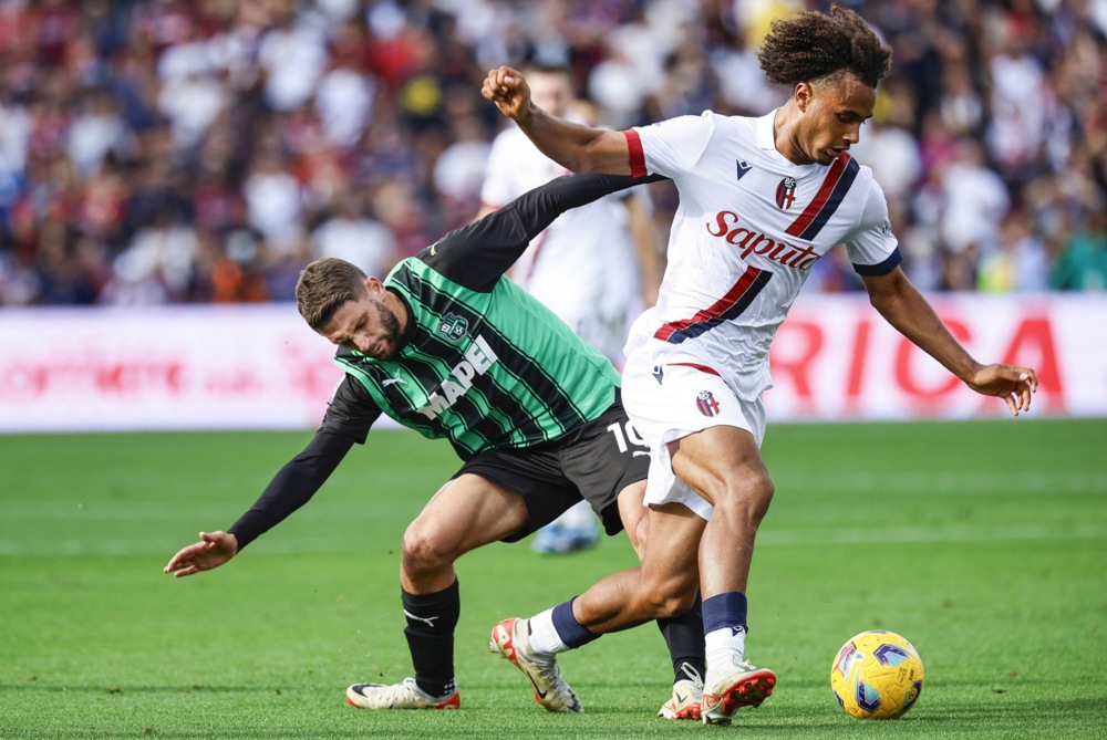 epa10945052 Sassuolo's Domenico Berardi  (L) and Bologna’s  Joshua Zirkzee   (R) in action during the Italian Serie A soccer match US Sassuolo vs Bologna FC at Mapei Stadium in Reggio Emilia, Italy, 28 October 2023.  EPA-EFE/SERENA CAMPANINI