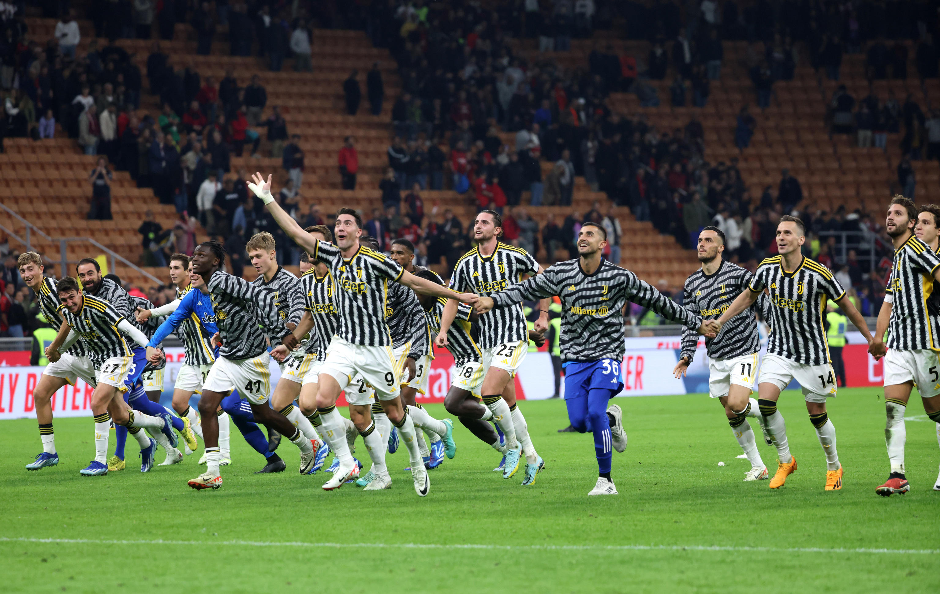 epa10933527 Juventus players celebrate winning the Italian Serie A soccer match AC Milan vs Juventus FC at Giuseppe Meazza Stadium in Milan, Italy, 22 October 2023.  EPA-EFE/MATTEO BAZZI