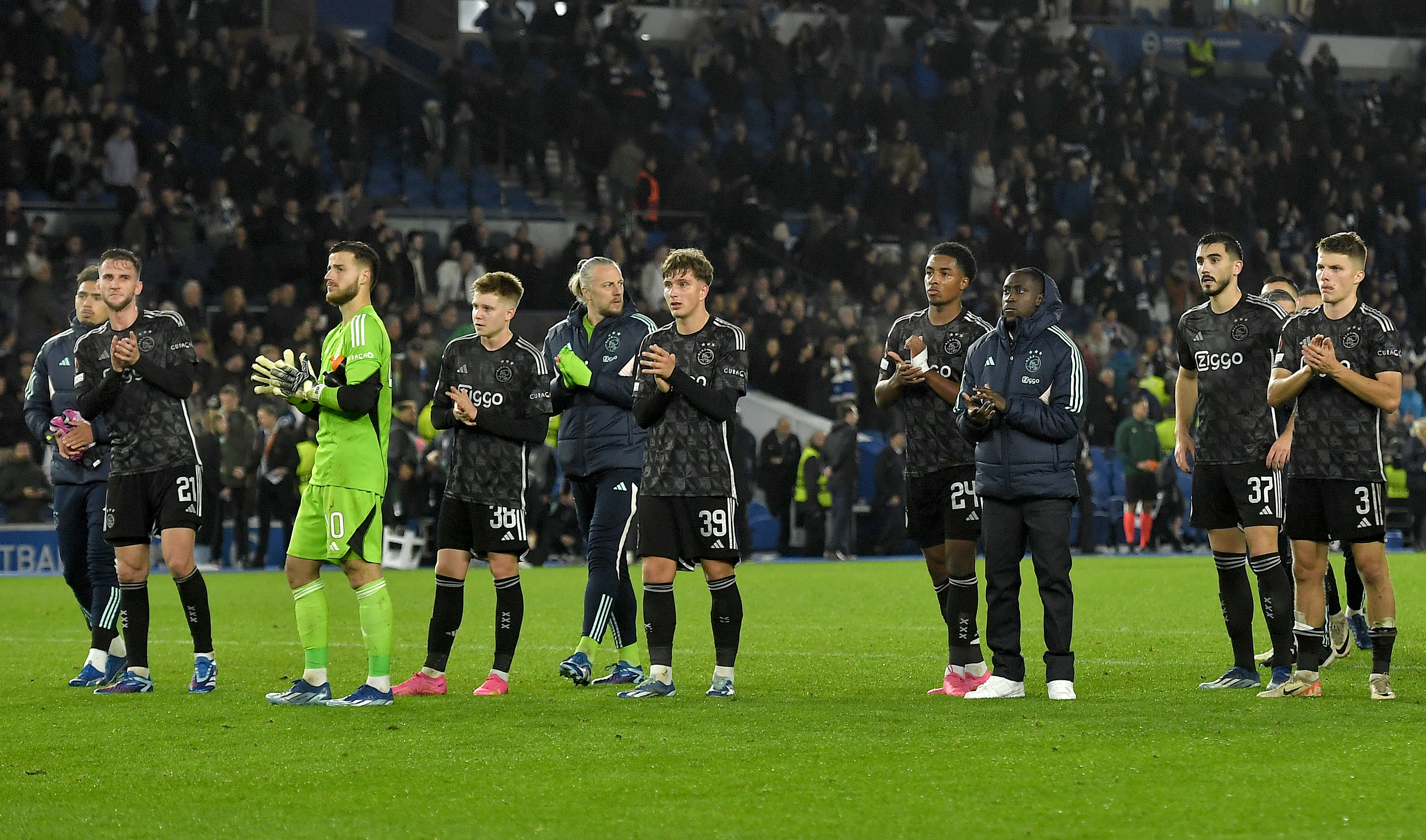 epa10941725 Players of Ajax applaud their fans after the UEFA Europa League Group B match between Brighton &amp; Hove Albion and Ajax Amsterdam in Brighton, Britain, 26 October 2023. Brighton won 2-0.  EPA-EFE/VINCE MIGNOTT