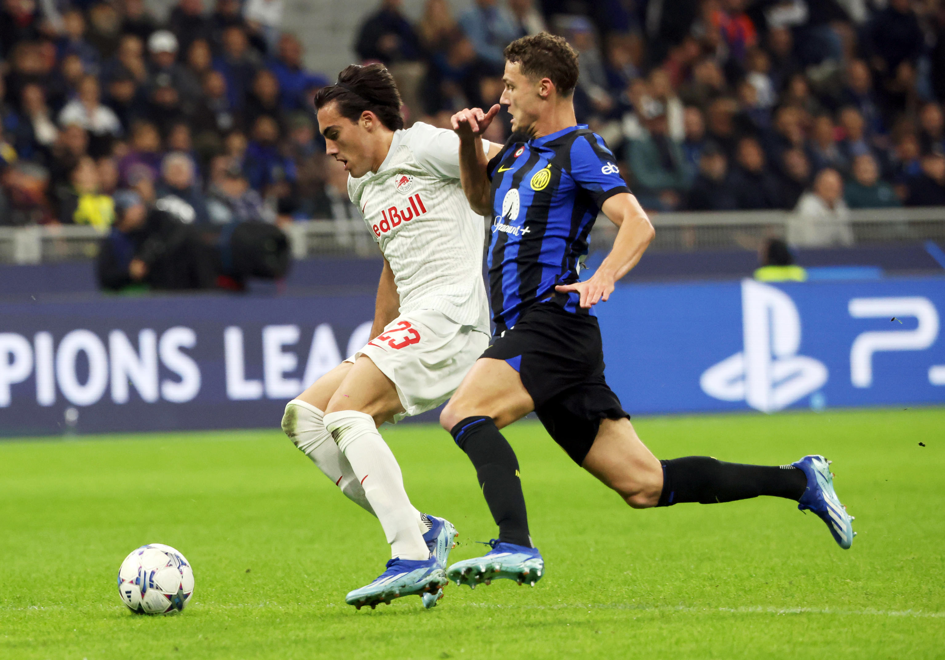 epa10936520 FC Salzburg's Petar Ratkov (L) in action against Inters Benjamin Pavard during the UEFA Champions League group D soccer match between FC Inter and FC Salzburg in Milan, Italy 24 October 2023.  EPA-EFE/MATTEO BAZZI