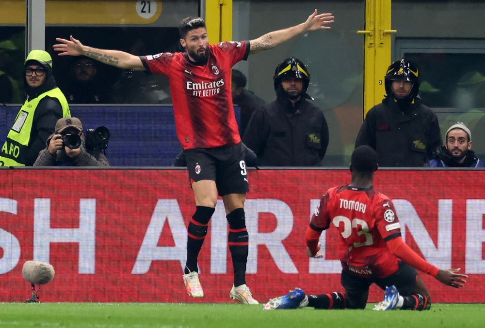 epa10963479 AC Milan's Olivier Giroud jubilates after scoring during the UEFA Champions League group F soccer match between Ac Milan and Paris Saint-German's at Giuseppe Meazza stadium in Milan, Italy, 07 November 2023.  EPA-EFE/MATTEO BAZZI