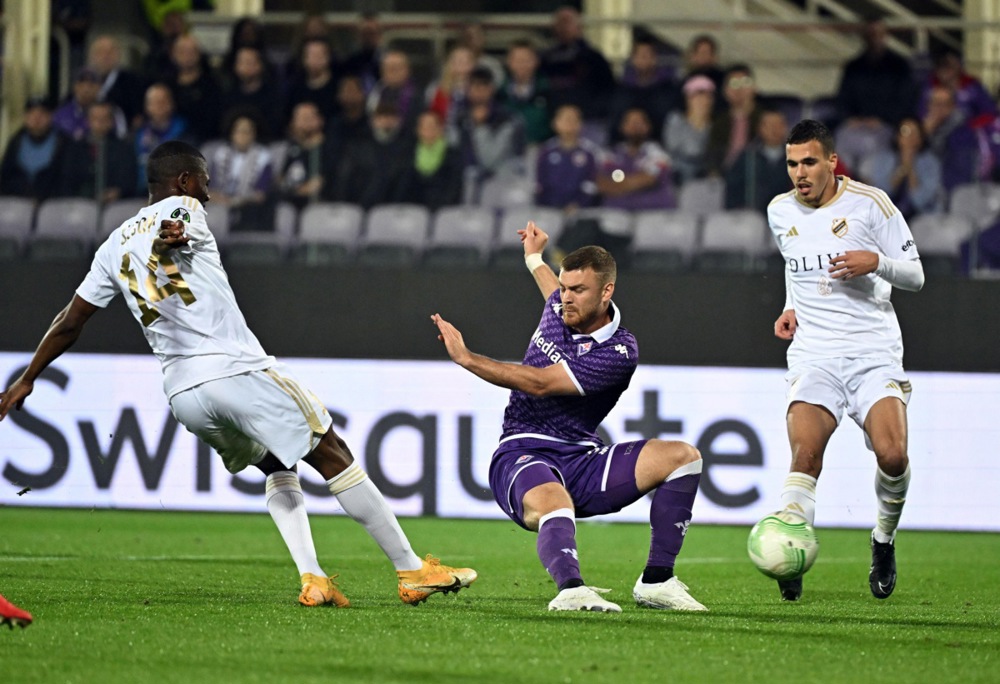 epa10941376 Fiorentina's foward Lucas Beltran (C) scores the 1-0 goal during the UEFA Europa Conference League Group F soccer match between ACF Fiorentina and FK Cukaricki, in Florence, Italy, 26 October 2023.  EPA-EFE/CLAUDIO GIOVANNINI