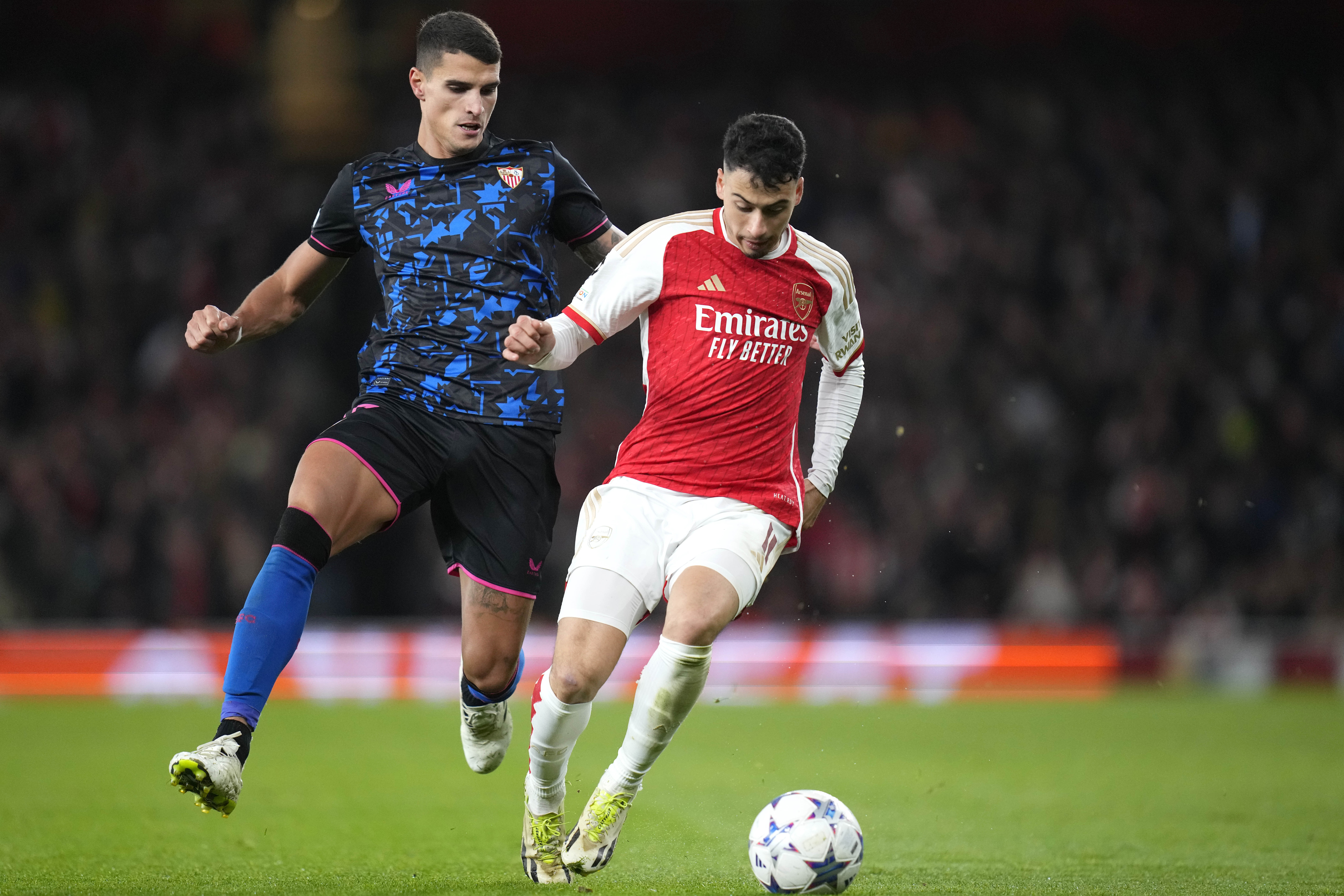 Arsenal's Gabriel Martinelli, right, and Sevilla's Erik Lamela vie for the ball during the Champions League Group B soccer match between Arsenal and Sevilla at Emirates stadium in London Wednesday, Nov. 8, 2023. (AP Photo/Kirsty Wigglesworth)