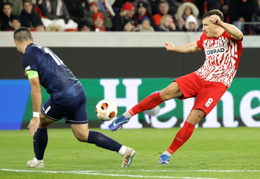epa10967404 Freiburg's Maximilian Eggestein (R) in action against Topola’s Goran Antonic (L) during the UEFA Europa League Group A match between SC Freiburg and TSC Backa Topola in Freiburg, Germany, 09 November 2023.  EPA-EFE/RONALD WITTEK