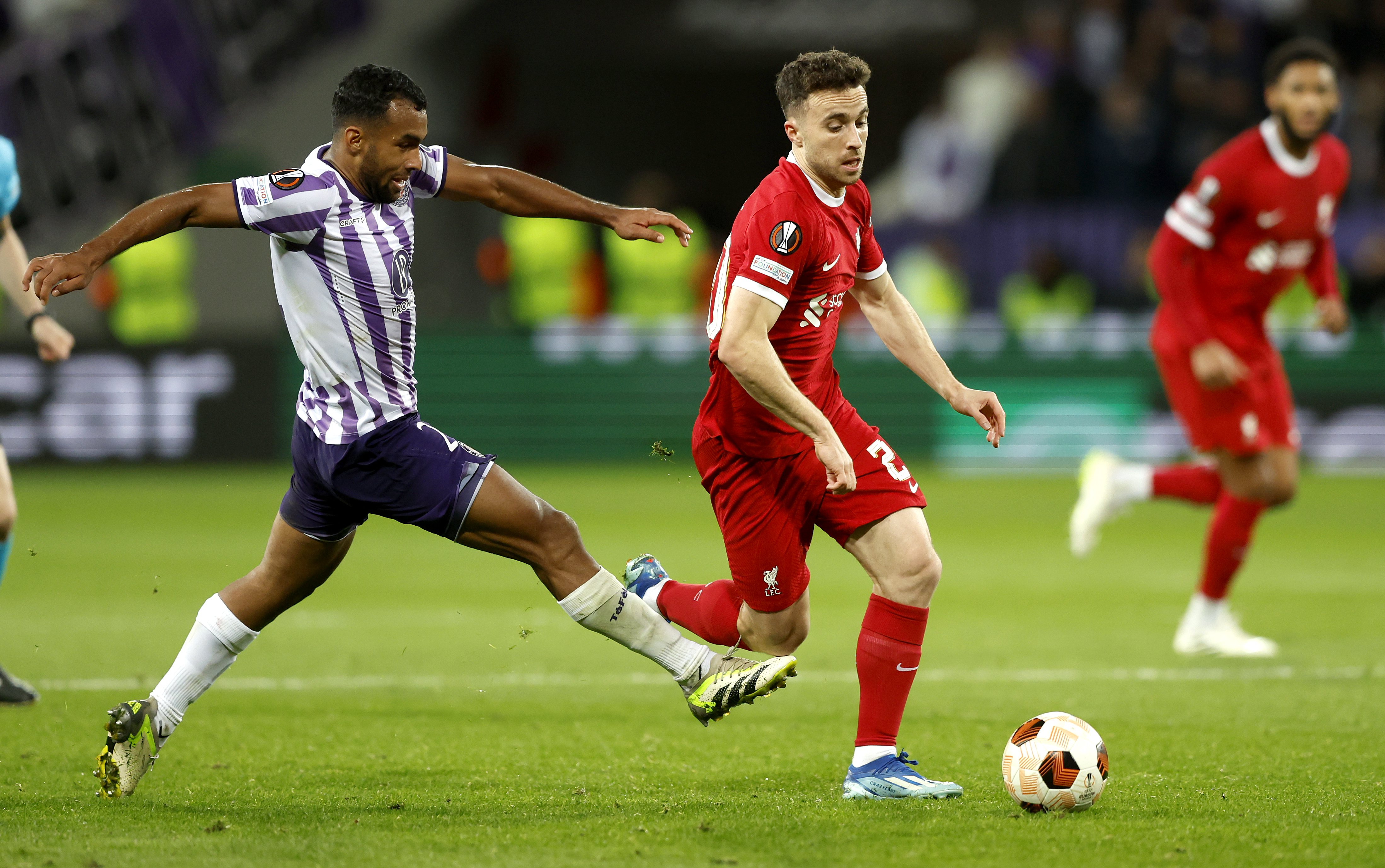 epa10967135 Cristian Casseres (L) of Toulouse in action against Diogo Jota of Liverpool during the UEFA Europa League Group E match between Toulouse FC and Liverpool FC in Toulouse, France, 09 November 2023.  EPA-EFE/GUILLAUME HORCAJUELO