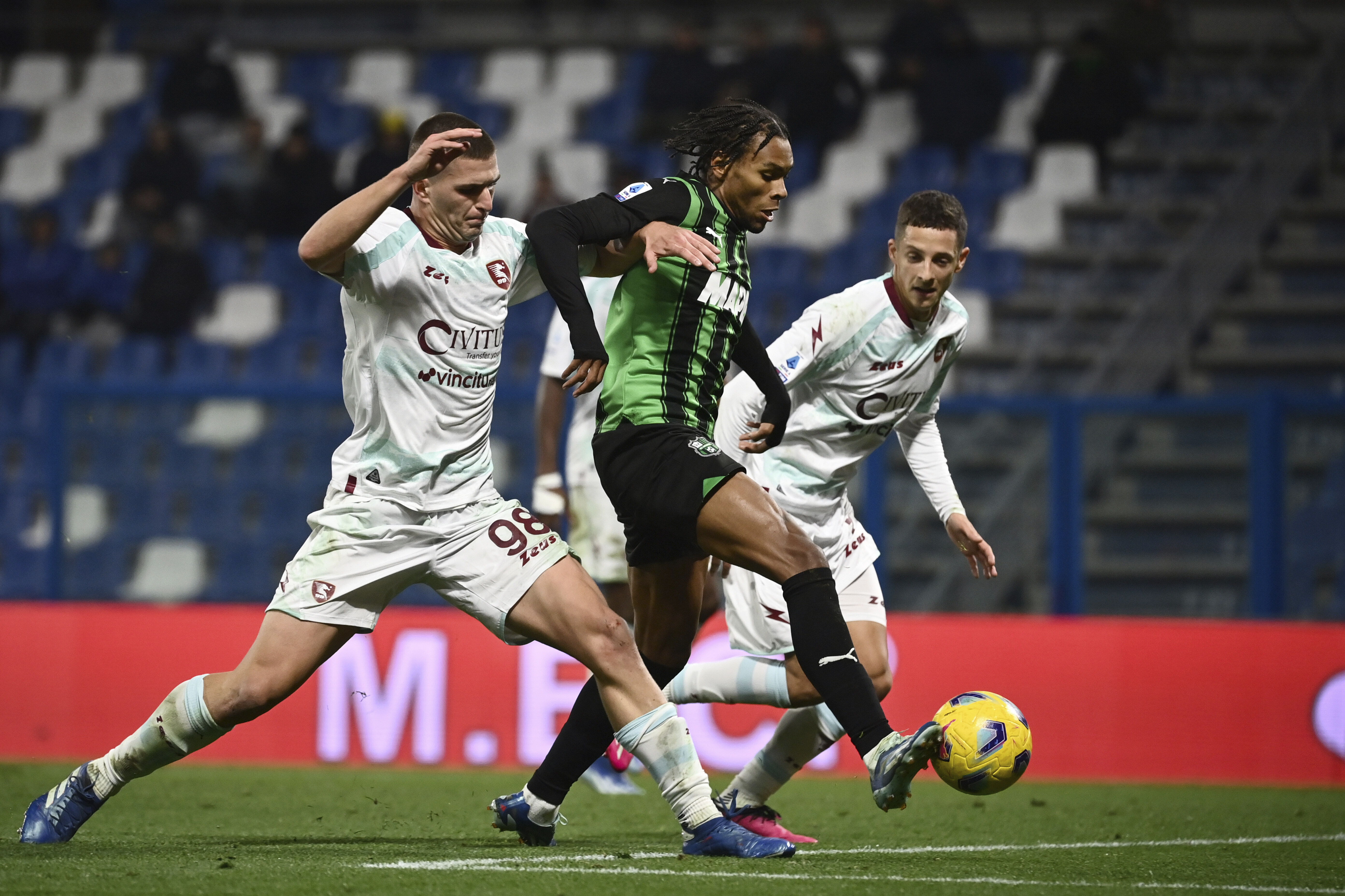 Salernitana's Lorenzo Pirola, left, and Sassuolo's Armand Lauriente during the Serie A soccer match between Sassuolo and Salernitana at Mapei Stadium, Reggio Emilia, Italy, Friday Nov. 10, 2023. (Massimo Paolone/LaPresse via AP)