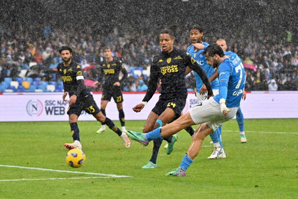 epa10971599 Napoli’s Khvicha Kvaratskhelia in action during the Italian Serie A soccer match between SSC Napoli and FC Empoli in Naples, Italy, 12 November 2023.  EPA-EFE/FELICE DE MARTINO