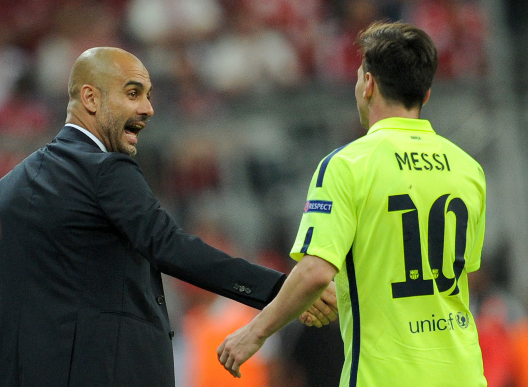epa04745366 Bayern Munich's coach Pep Guardiola (L) shakes hands with Barcelona's Lionel Messi during the UEFA Champions League semi final second leg soccer match between FC Bayern Munich and FC Barcelona in Munich, Germany, 12 May 2015.  EPA/TOBIAS HASE