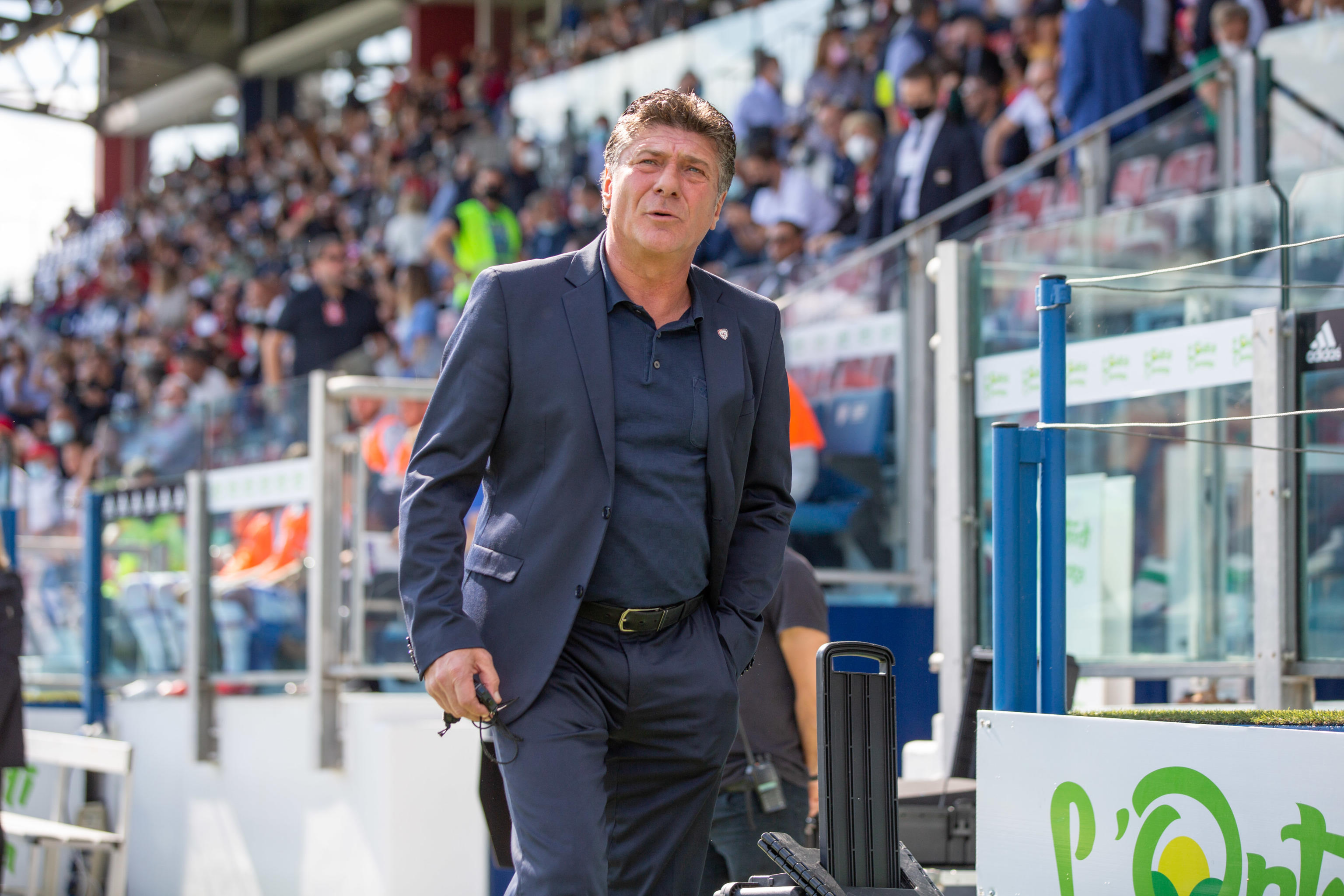 epa09528361 Cagliari's head coach Walter Mazzarri reacts during the Italian Serie A soccer match Cagliari Calcio vs UC Sampdoria at Unipol Domus stadium in Cagliari, Sardinia Island, Italy, 17 October 2021.  EPA-EFE/FABIO MURRU