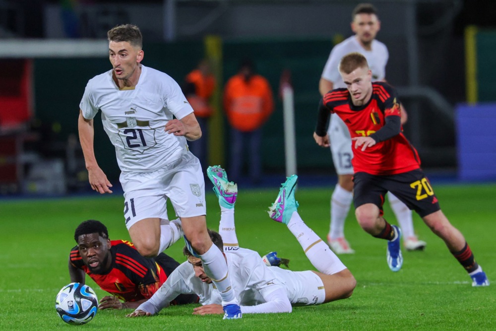 epa10976995 Serbia's Filip Djuricic (L) in action during a friendly soccer match between Belgium and Serbia in Leuven, Belgium, 15 November 2023.  EPA-EFE/OLIVIER MATTHYS