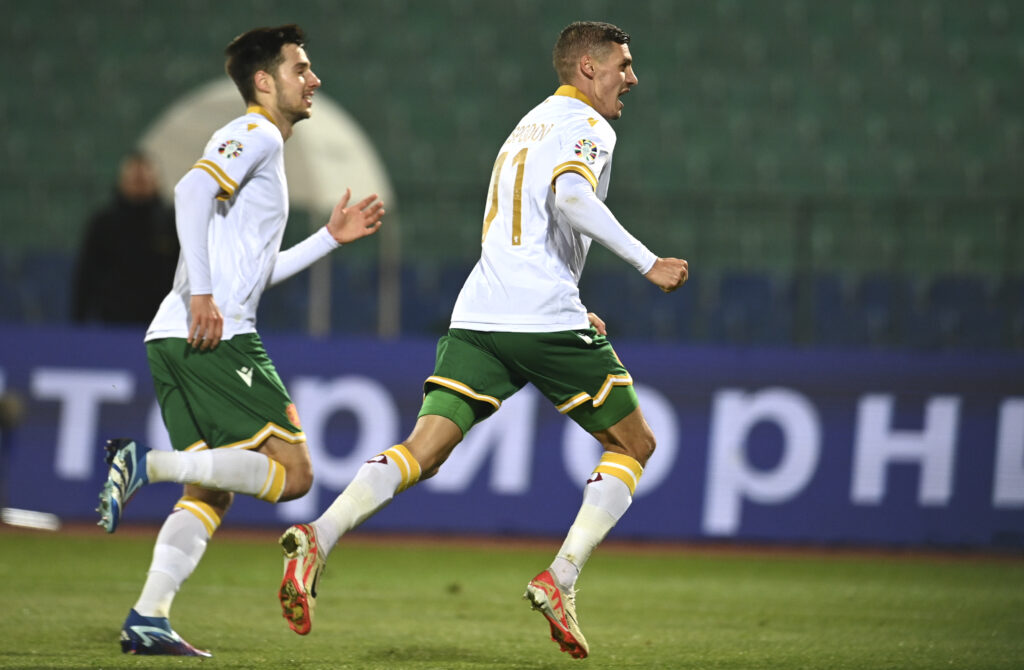 epa10979121 Kiril Despodov (R) of Bulgaria celebrates with teammates after scoring the 2-1 goal during the UEFAEURO 2024 Group G qualification match between Bulgaria and Hungary in Sofia, Bulgaria, 16 November 2023.  EPA-EFE/VASSIL DONEV