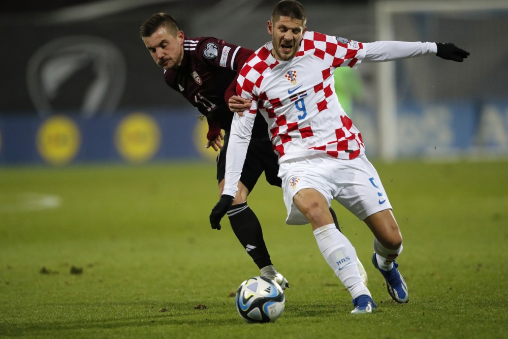epa10983114 Roberts Savalnieks (L) of Latvia in action against Andrej Kramaric of Croatia during the UEFA EURO 2024 Group D qualification match between Latvia and Croatia in Riga, Latvia, 18 November 2023.  EPA-EFE/TOMS KALNINS