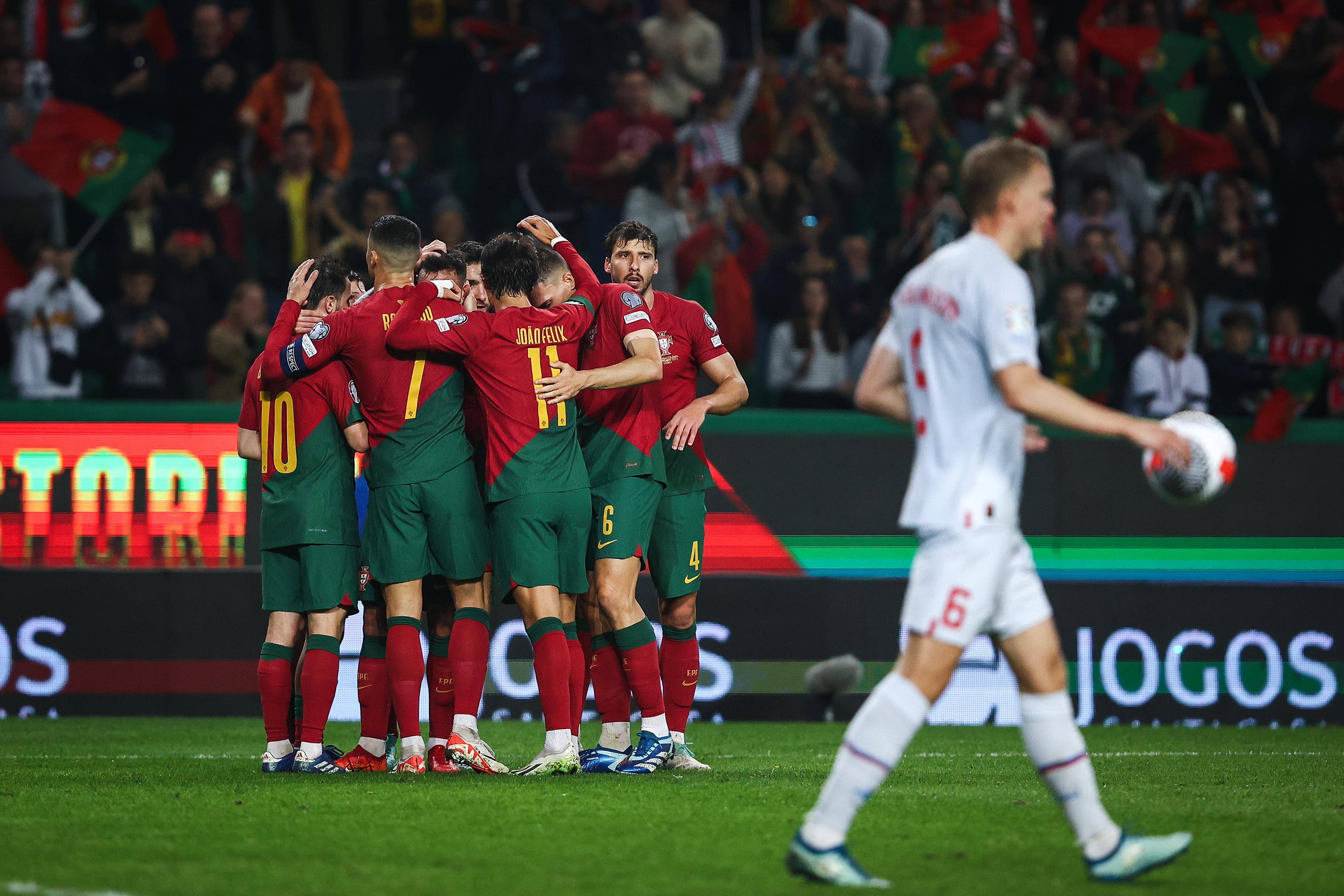 epa10985376 Portugal's players celebrate after scoring 1-0 goal during the UEFA EURO 2024 Group J qualifying soccer match between Portugal and Iceland in Lisbon, Portugal, 19 November 2023.  EPA-EFE/RODRIGO ANTUNES