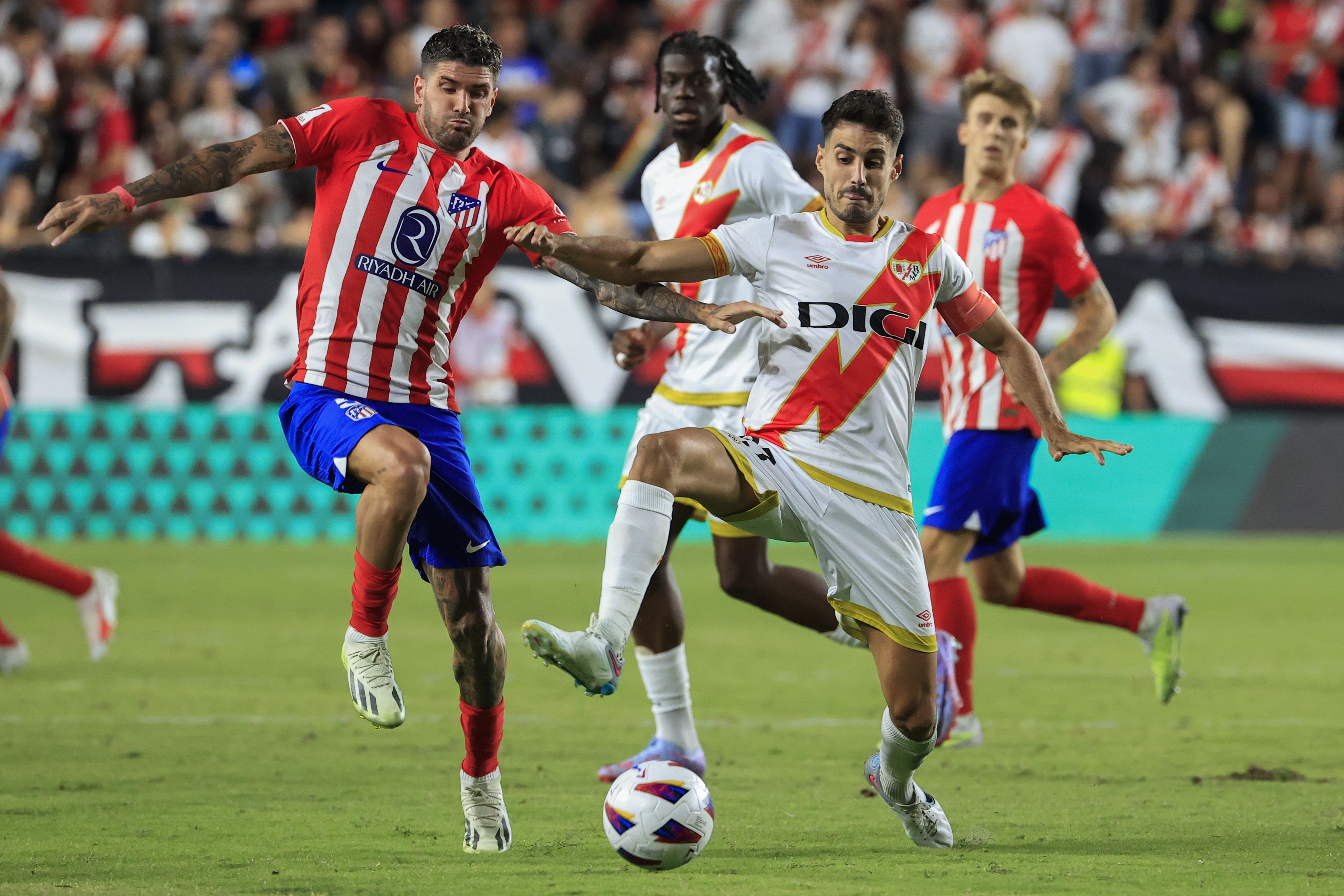 epa10825993 Atletico Madrid's Rodrigo de Paul (L) in action against Oscar Valentin (R) of Rayo Vallecano during the Spanish LaLiga soccer match between Rayo Vallecano and Atletico de Madrid, in Madrid, Spain, 28 August 2023.  EPA-EFE/ZIPI