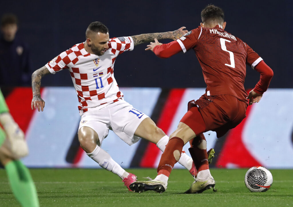 epa10988381 Marcelo Brozovic of Croatia (L) in action against Styopa Mkrtchyan of Armenia (R)  during the UEFA EURO 2024 Group D qualification match between Croatia and Armenia in Zagreb, Croatia, 21 November 2023.  EPA-EFE/ANTONIO BAT
