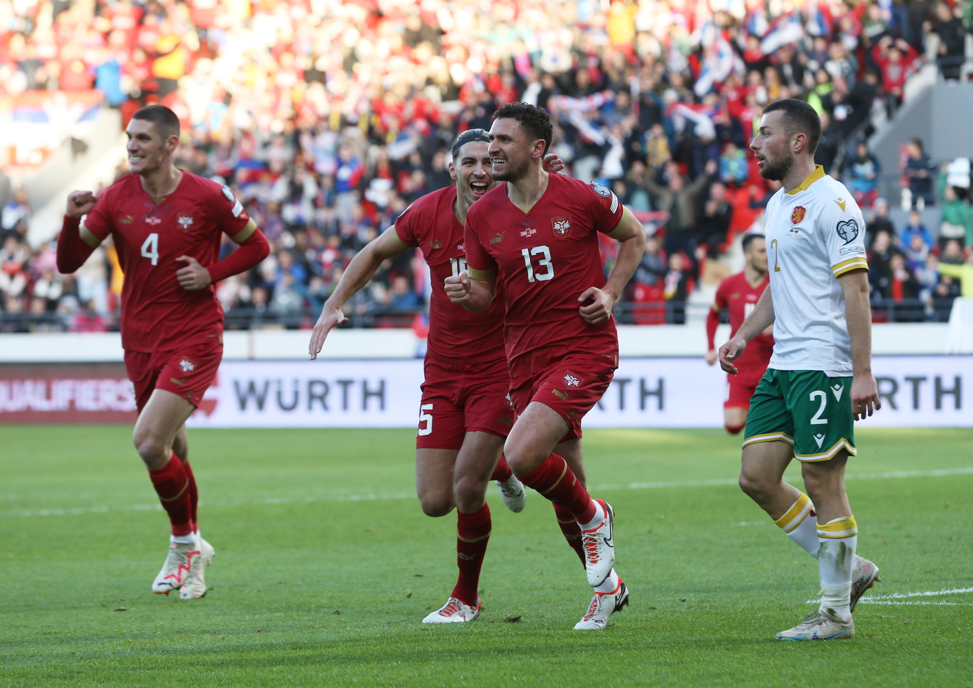 epa10984563 Serbia's Milos Veljkovic celebrates with teammates after scoring the 1-0 during the UEFA EURO 2024 Group G qualification match between Serbia and Bulgaria in Leskovac, Serbia, 19 November 2023.  EPA-EFE/ANDREJ CUKIC
