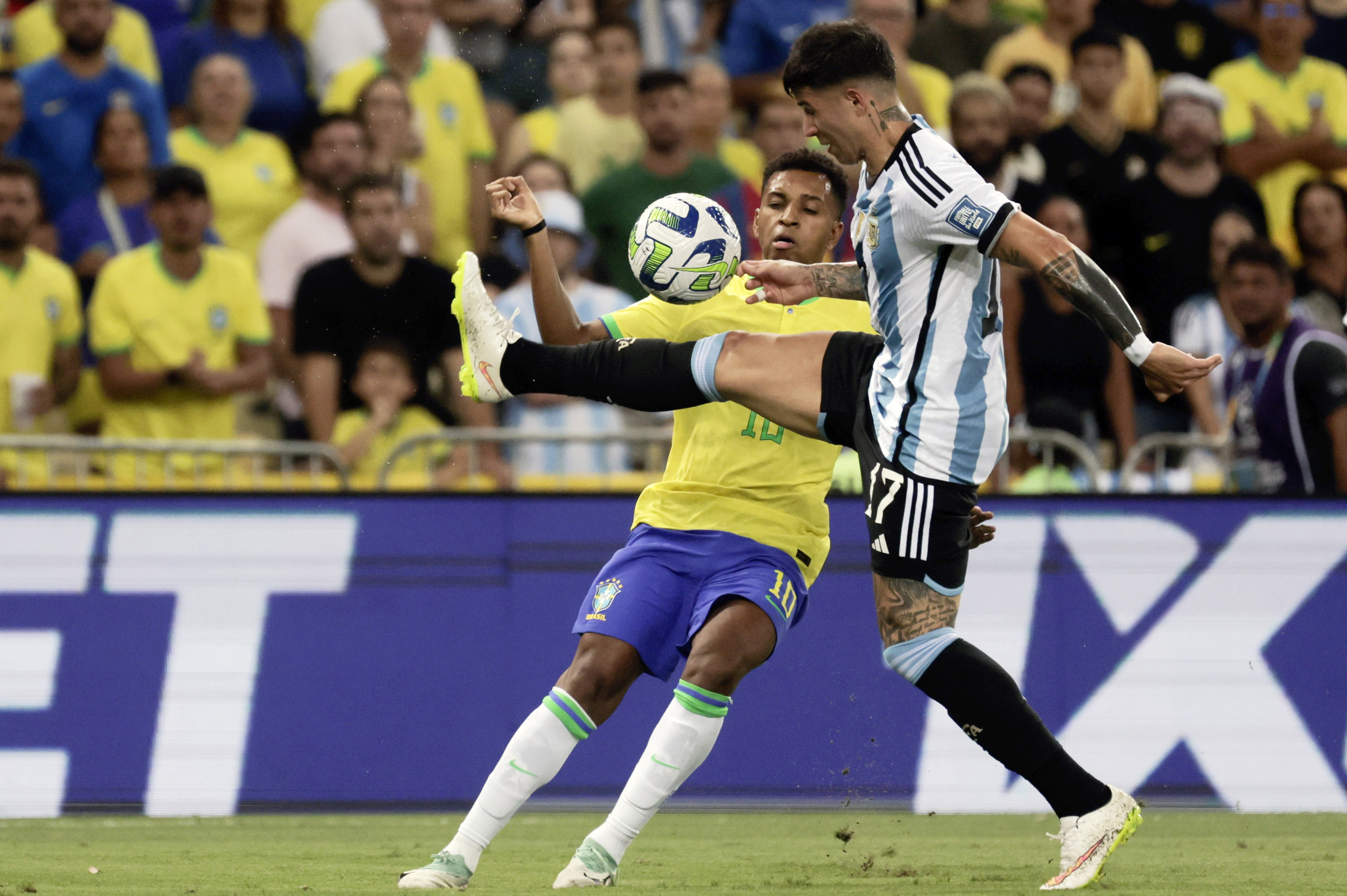 epa10988835 Rodrygo of Brazil (L) and Enzo Fernandez of Argentina in action during a FIFA 2026 World Cup qualifiers soccer match at Maracana stadium in Rio de Janeiro, Brazil, 21 November 2023.  EPA-EFE/Antonio Lacerda