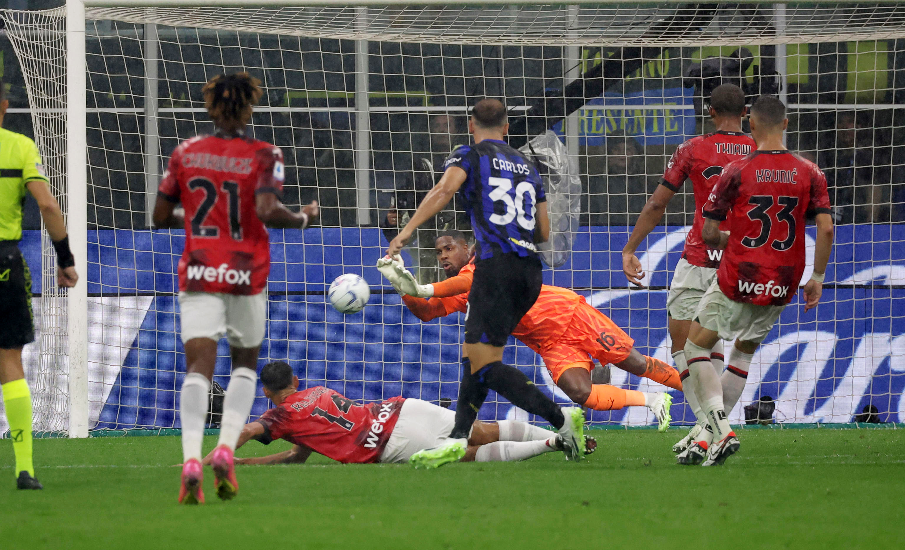 epa10865013 AC Milan's goalkeeper Mike Maignan in action during the Italian Serie A soccer match between Inter Milan and AC Milan in Milan, Italy, 16 September 2023.  EPA-EFE/Roberto Bregani