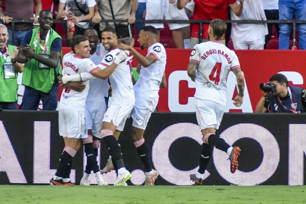epa10866869 Sevilla's striker Dodi Lukebakio (2-L) jubilates with his teammates after scoring the 1-0 during the Spanish LaLiga soccer match between Sevilla FC and UD Las Palmas, in Seville, Andalusia, Spain, 17 September 2023.  EPA-EFE/Raul Caro