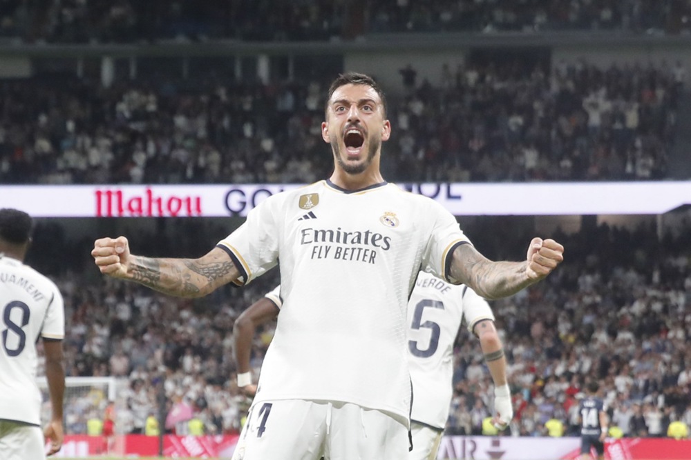 epaselect epa10867165 Real Madrid's striker Joselu celebrates after scoring the 2-1 goal during the Spanish LaLiga soccer match between Real Madrid and Real Sociedad, in Madrid, Spain, 17 September 2023.  EPA-EFE/Juan Carlos Hidalgo