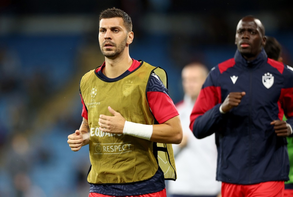 epa10870186 Red Star captain Aleksandar Dragovic and teammates warm up before the UEFA Champions League Group G match between Manchester City and Red Star Belgrade in Manchester, Britain, 19 September 2023.  EPA-EFE/ADAM VAUGHAN