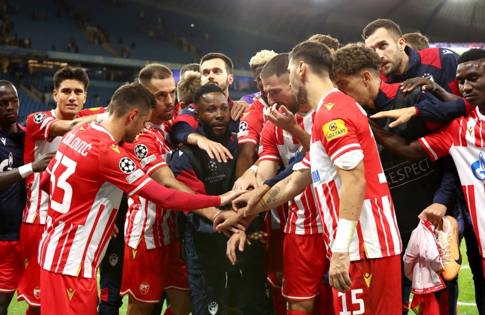 epa10870563 Players of Red Star huddle on the pitch after the UEFA Champions League Group G match between Manchester City and Red Star Belgrade in Manchester, Britain, 19 September 2023.  EPA-EFE/ADAM VAUGHAN
