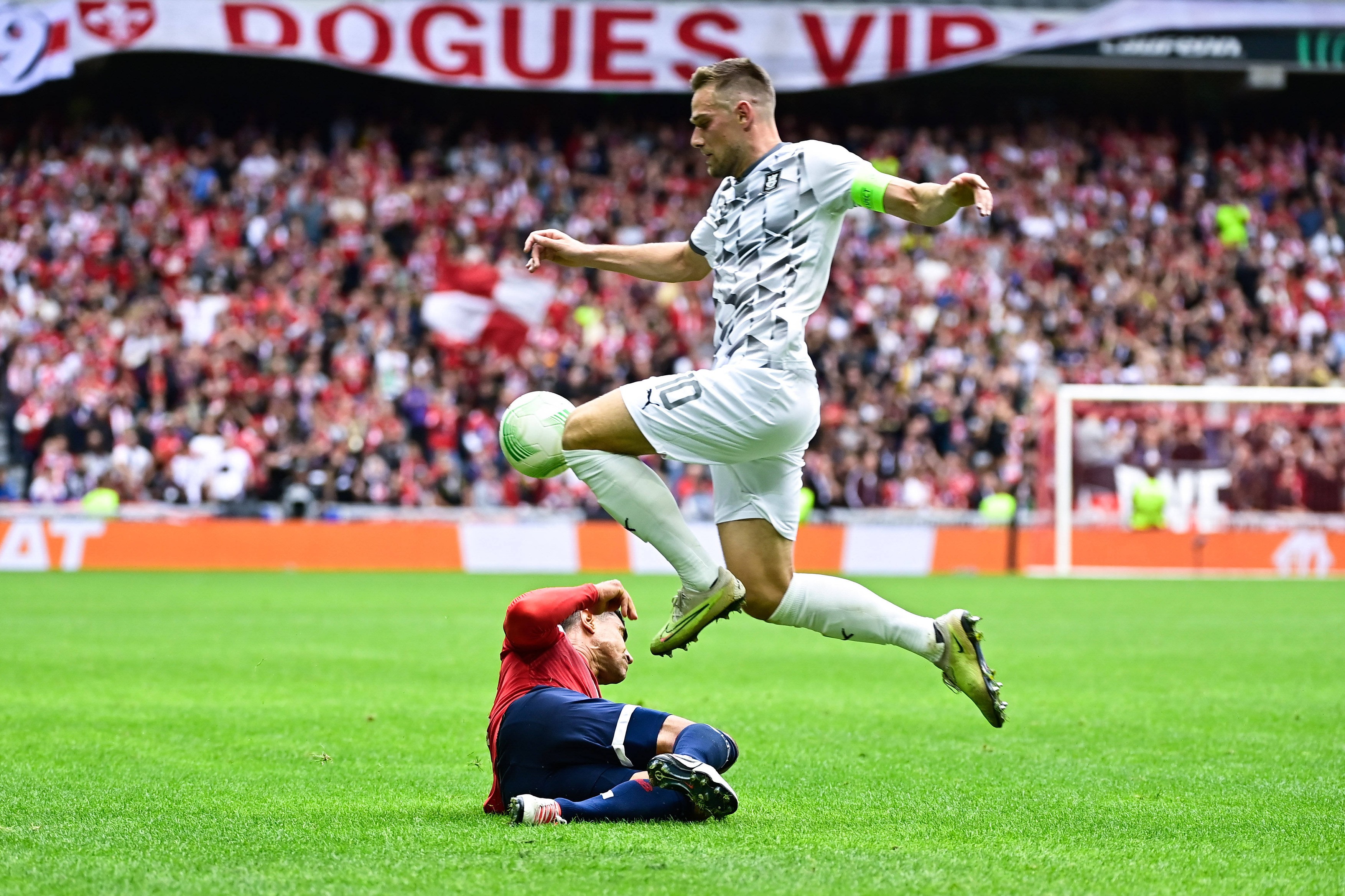 Benjamin Andre ( 21 - Lille ) - Timi Elsnik ( 10 - Olimpija Ljubljana ) - FOOTBALL : Lille vs Olimpija Ljubljana - Europ