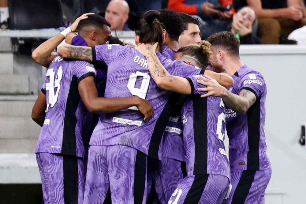 epa10874989 Liverpool's players celebrate after scoring the 1-2 goal during the UEFA Europa League Group E soccer match between LASK Linz and Liverpool FC in Linz, Austria, 21 September 2023.  EPA-EFE/ANNA SZILAGYI