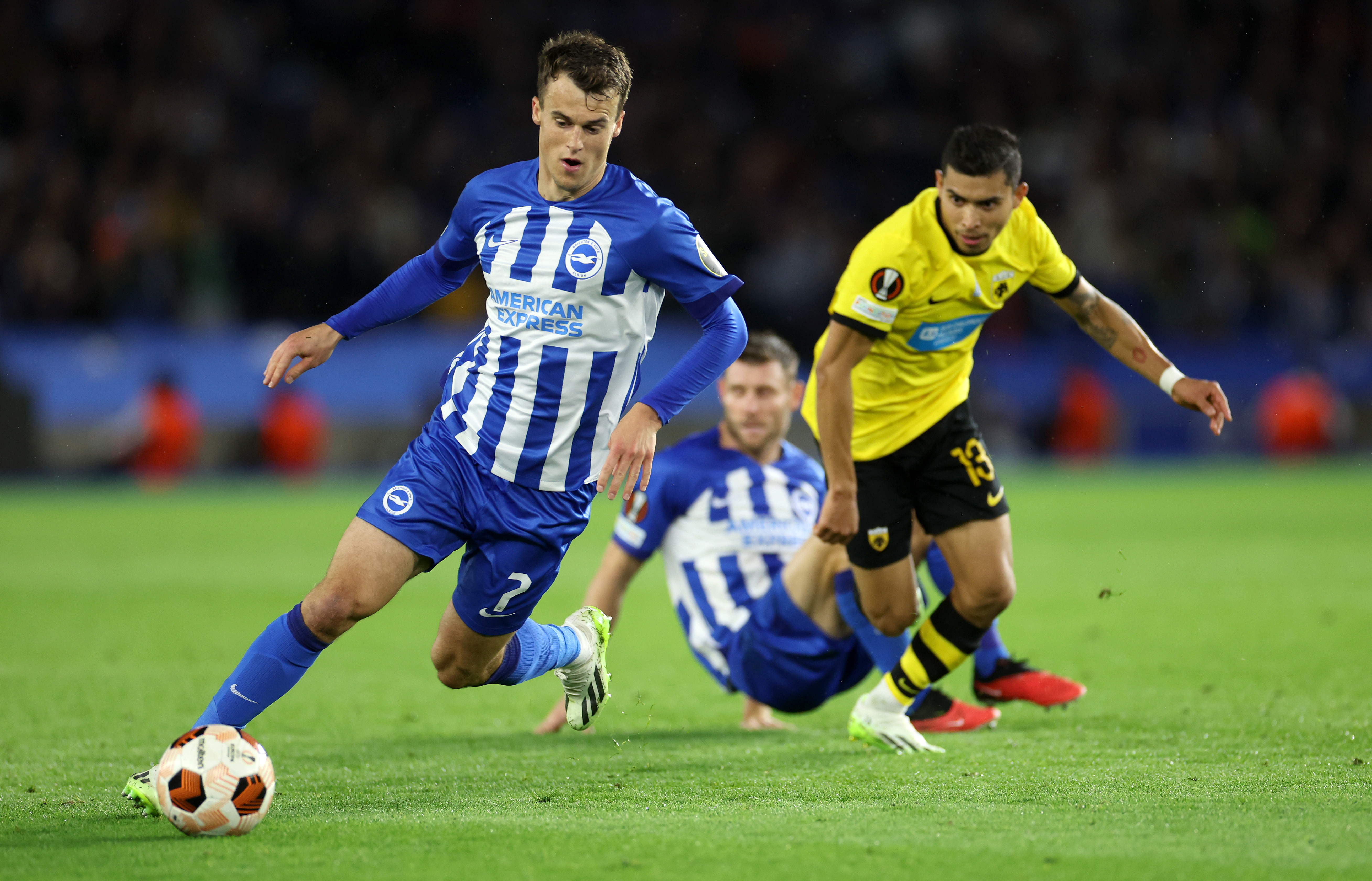 epa10875428 Solly March of Brighton in action during the UEFA Europa League Group B match between Brighton &amp; Hove Albion and AEK Athens in Brighton, Britain, 21 September 2023.  EPA-EFE/ISABEL INFANTES