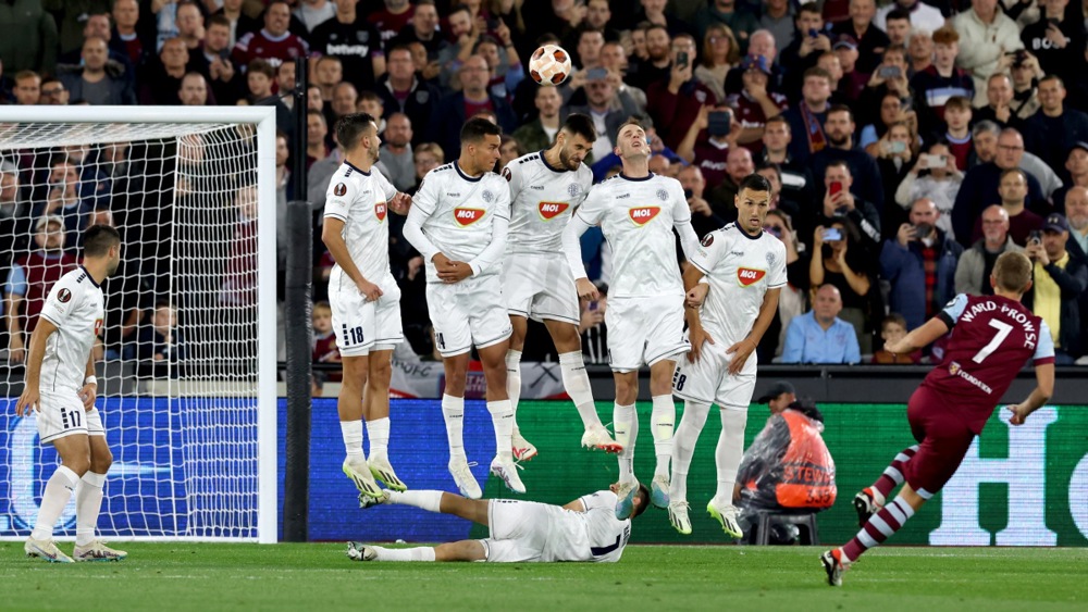 epa10875223 James Ward-Prowse (R) of West Ham takes a free kick during the UEFA Europa League Group A match between West Ham United and TSC Backa Topola in London, Britain, 21 September 2023.  EPA-EFE/ANDY RAIN