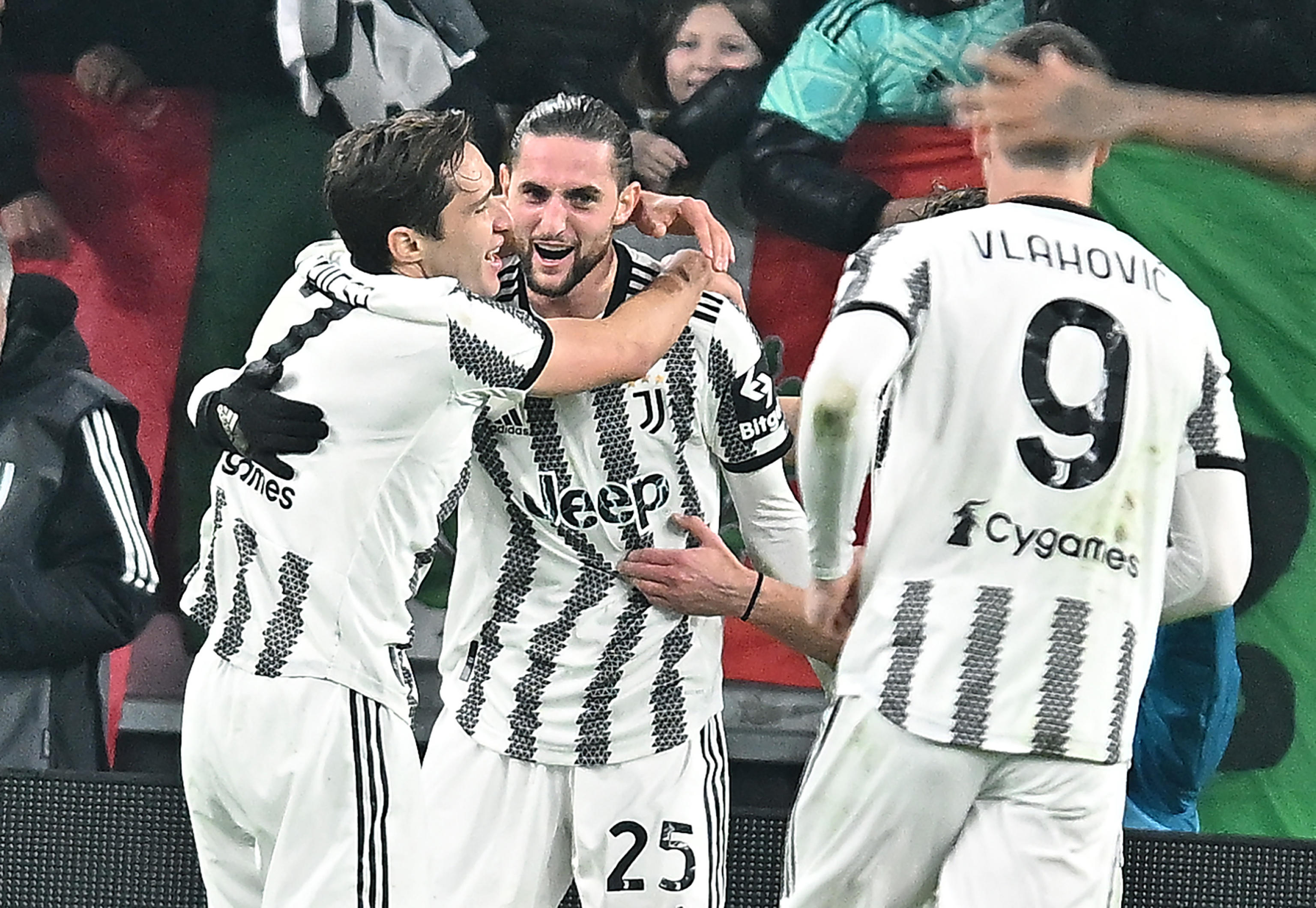 epa10463635 Juventus' Adrien Rabiot celebrates with teammates after scoring the 1-0 goal during the Italian Serie A soccer match between Juventus FC and ACF Fiorentina in Turin, Italy, 12 February 2023.  EPA-EFE/ALESSANDRO DI MARCO