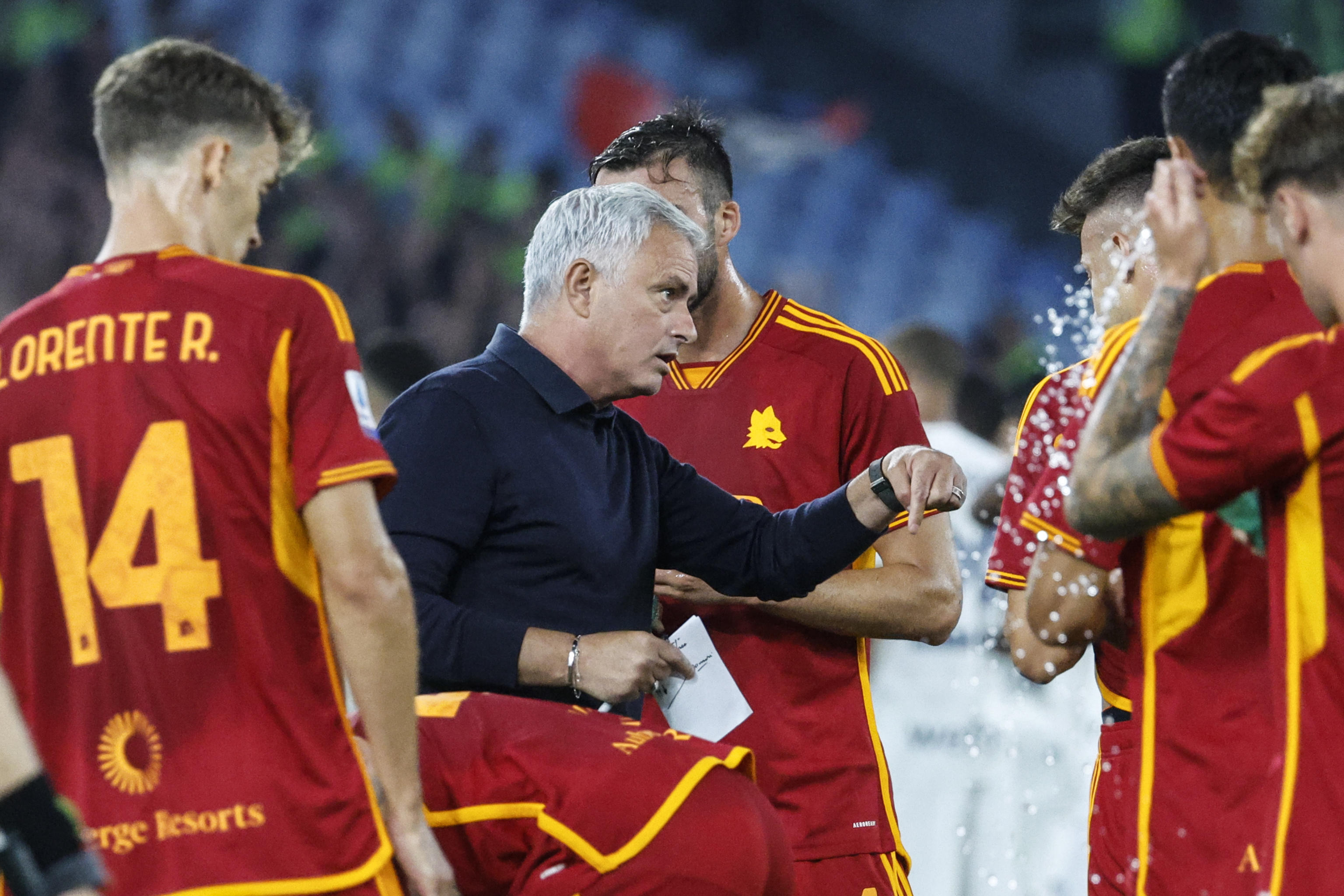 epa10834628 AS Roma's head coach Jose Mourinho during the Italian Serie A soccer match between AS Roma and AC Milan at the Olimpico stadium in Rome, Italy, 01 September 2023.  EPA-EFE/FABIO FRUSTACI