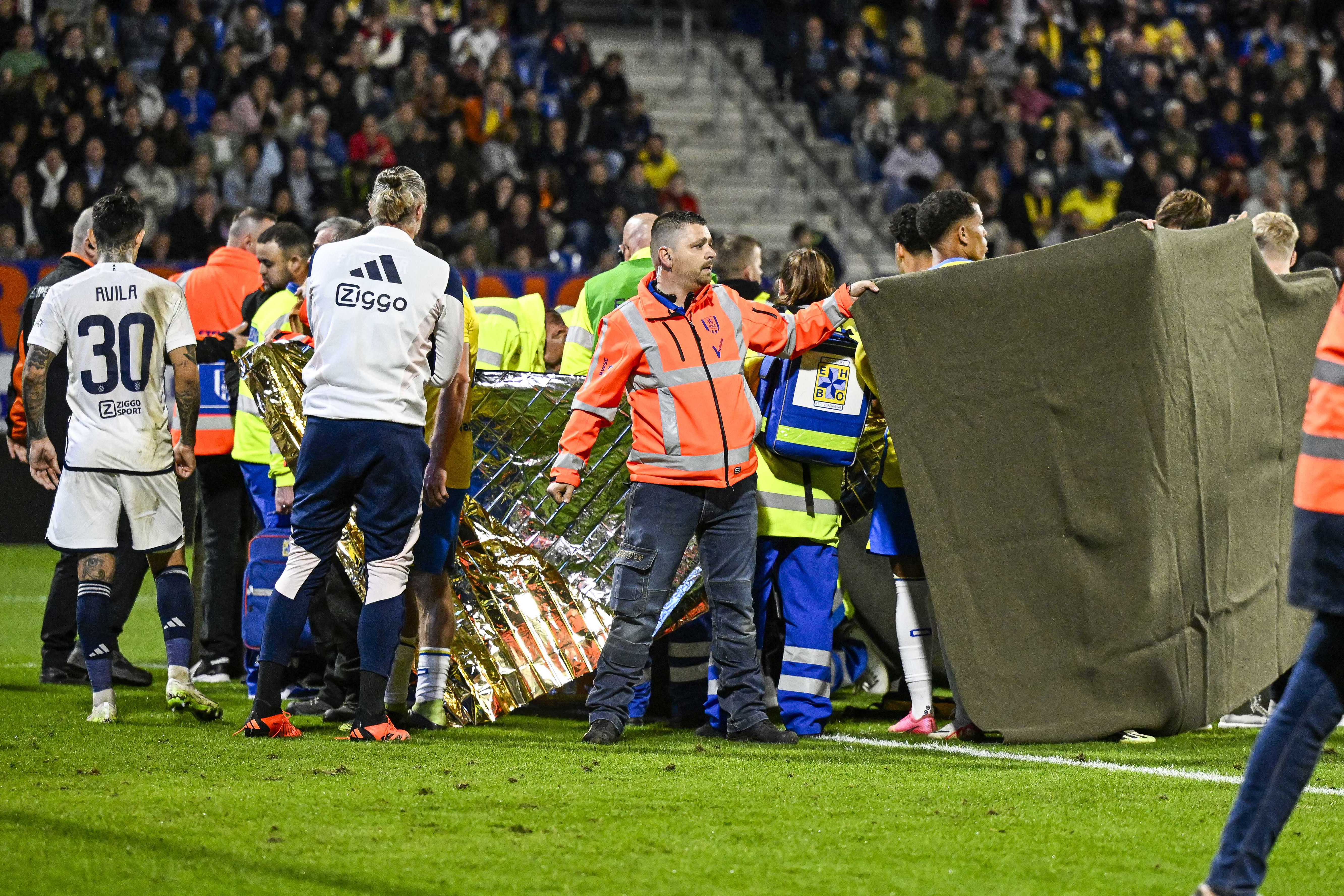 epa10893037 Players and personnel surround RKC Waalwijk goalkeeper Etienne Vaessen after his injury during the Dutch Eredivisie match between RKC Waalwijk and Ajax Amsterdam, in Waalwijk, the Netherlands, 30 September 2023.  EPA-EFE/OLAF KRAAK