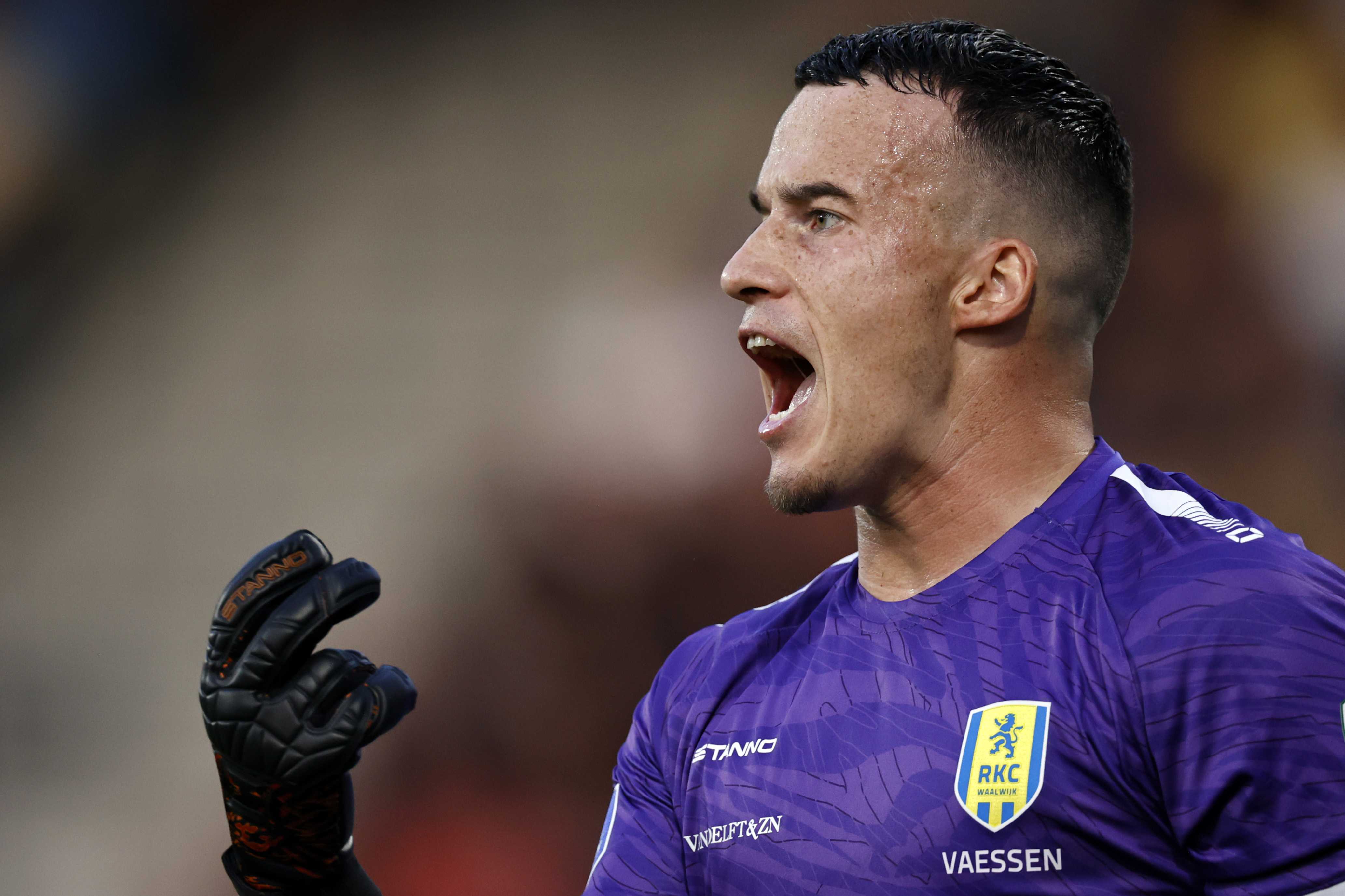 epa10836532 RKC Waalwijk goalkeeper Etienne Vaessen during the Dutch Eredivisie match between RKC Waalwijk and PSV Eindhoven at the Mandemakers Stadium in Waalwijk, Netherlands, 02 September 2023.  EPA-EFE/MAURICE VAN STEEN