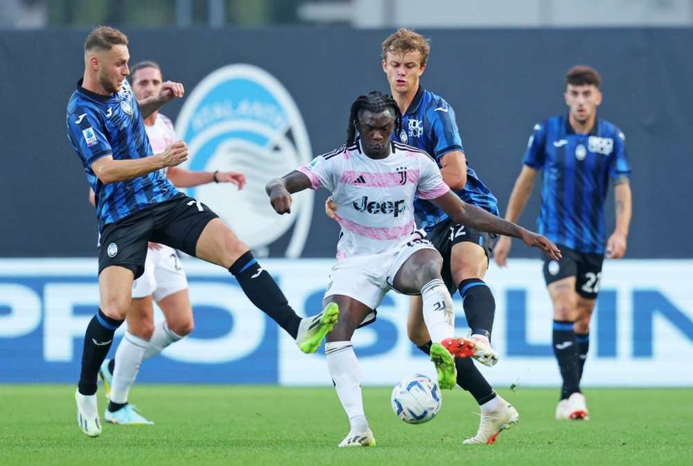 epa10894237 Juventus's Moise Kean (C) in action during the Italian Serie A soccer match Atalanta BC and Juventus FC in Bergamo, Italy, 01 October 2023.  EPA-EFE/MICHELE MARAVIGLIA