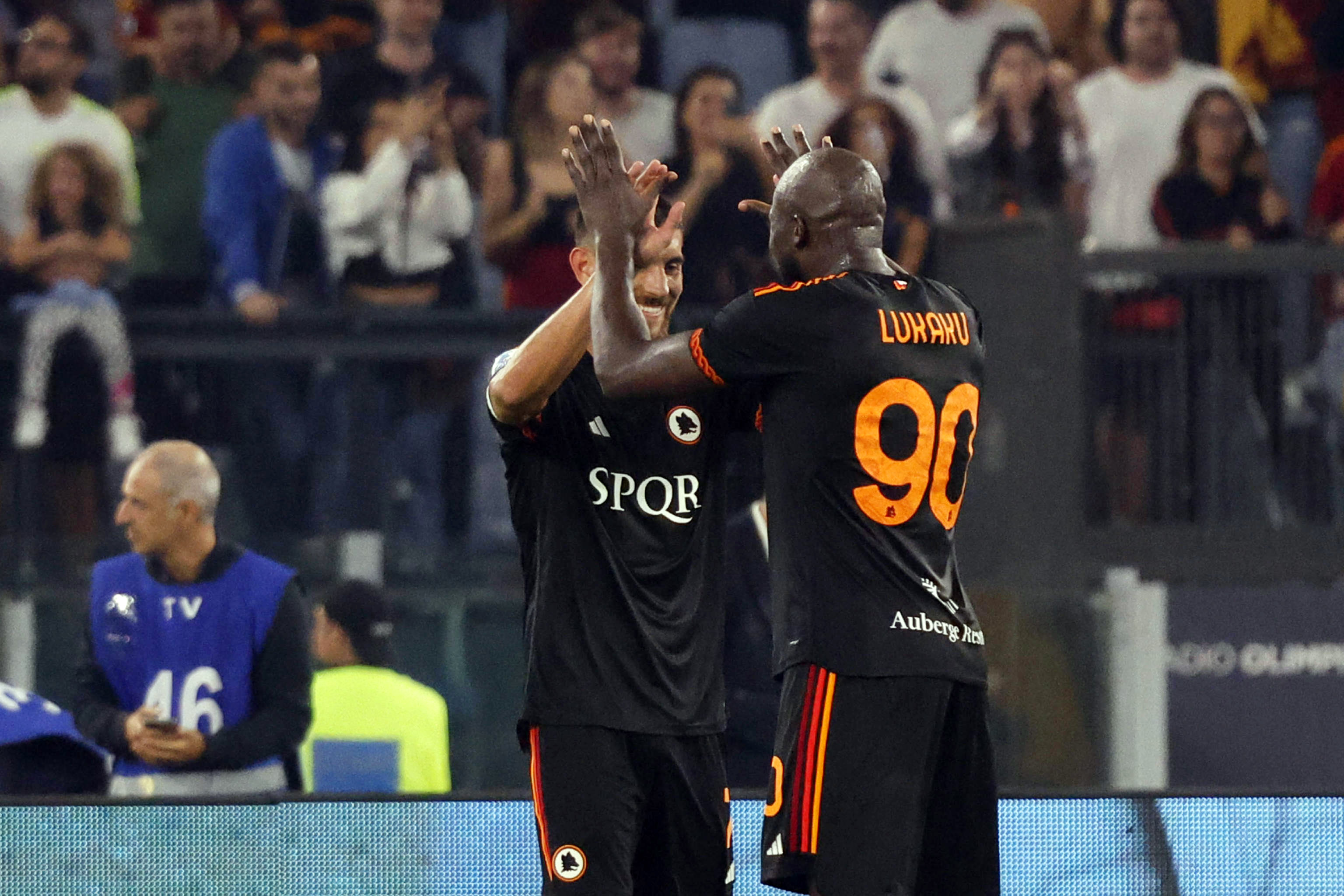 epa10894583 Romas Lorenzo Pellegrini (L) celebrates with teammate Romelu Lukaku (R) after scoring the 2-0 goal during the Italian Serie A soccer match between AS Roma and Frosinone Calcio in Rome, Italy, 01 October 2023.  EPA-EFE/GIUSEPPE LAMI