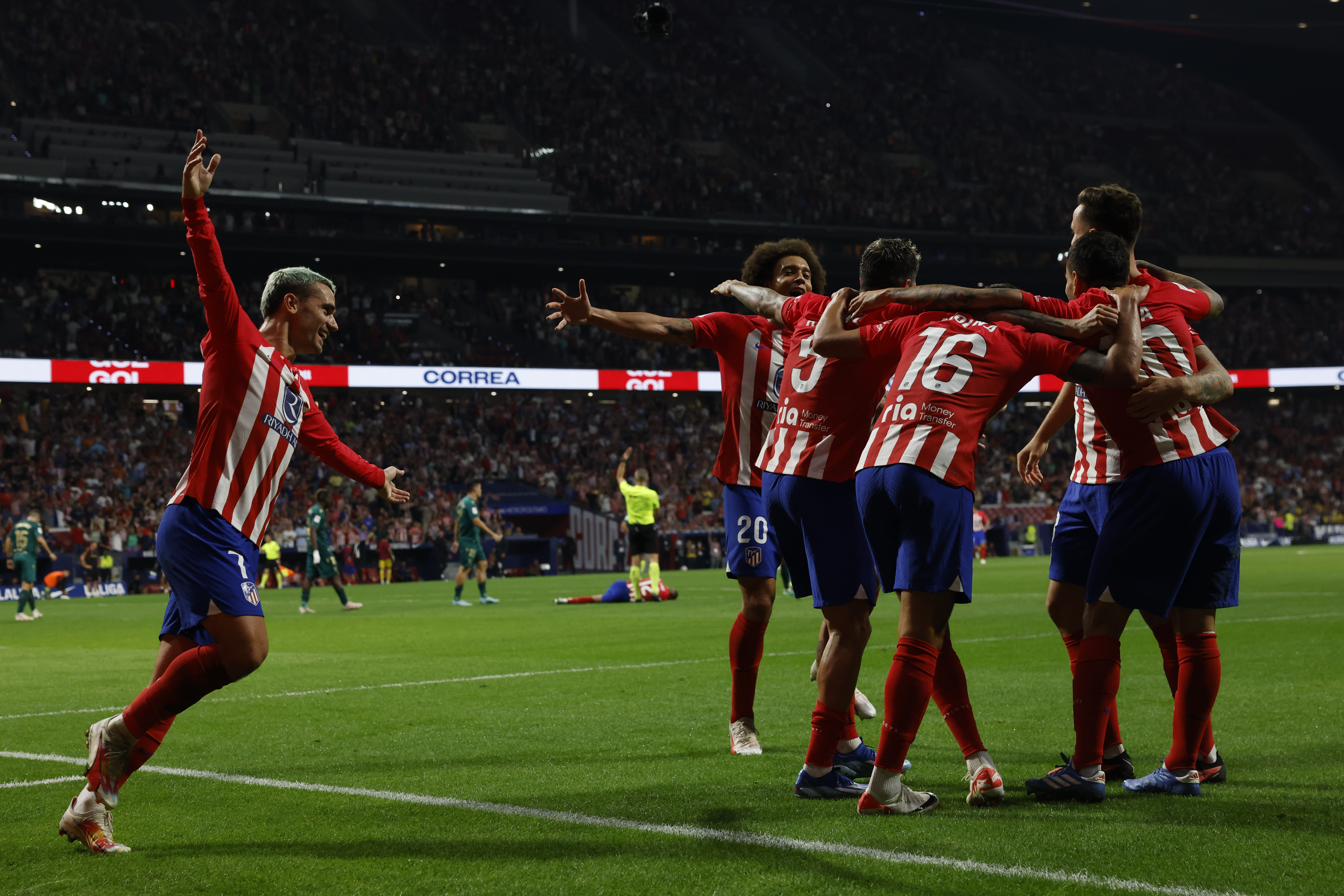 epa10894582 Atletico Madrid's players celebrates after scoring the 3-2 goal during the Spanish LaLiga soccer match between Atletico de Madrid and Cadiz CF, in Madrid, Spain, 01 October 2023.  EPA-EFE/JUANJO MARTIN