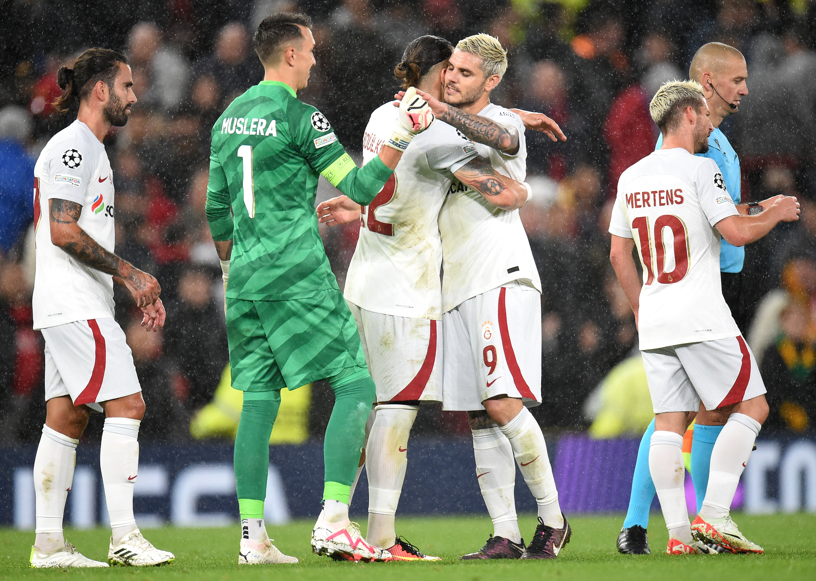 epa10898473 Galatasaray players celebrate after winning the UEFA Champions League Group A match between Manchester United and Galatasaray Istanbul in Manchester, Britain, 03 October 2023.  EPA-EFE/PETER POWELL