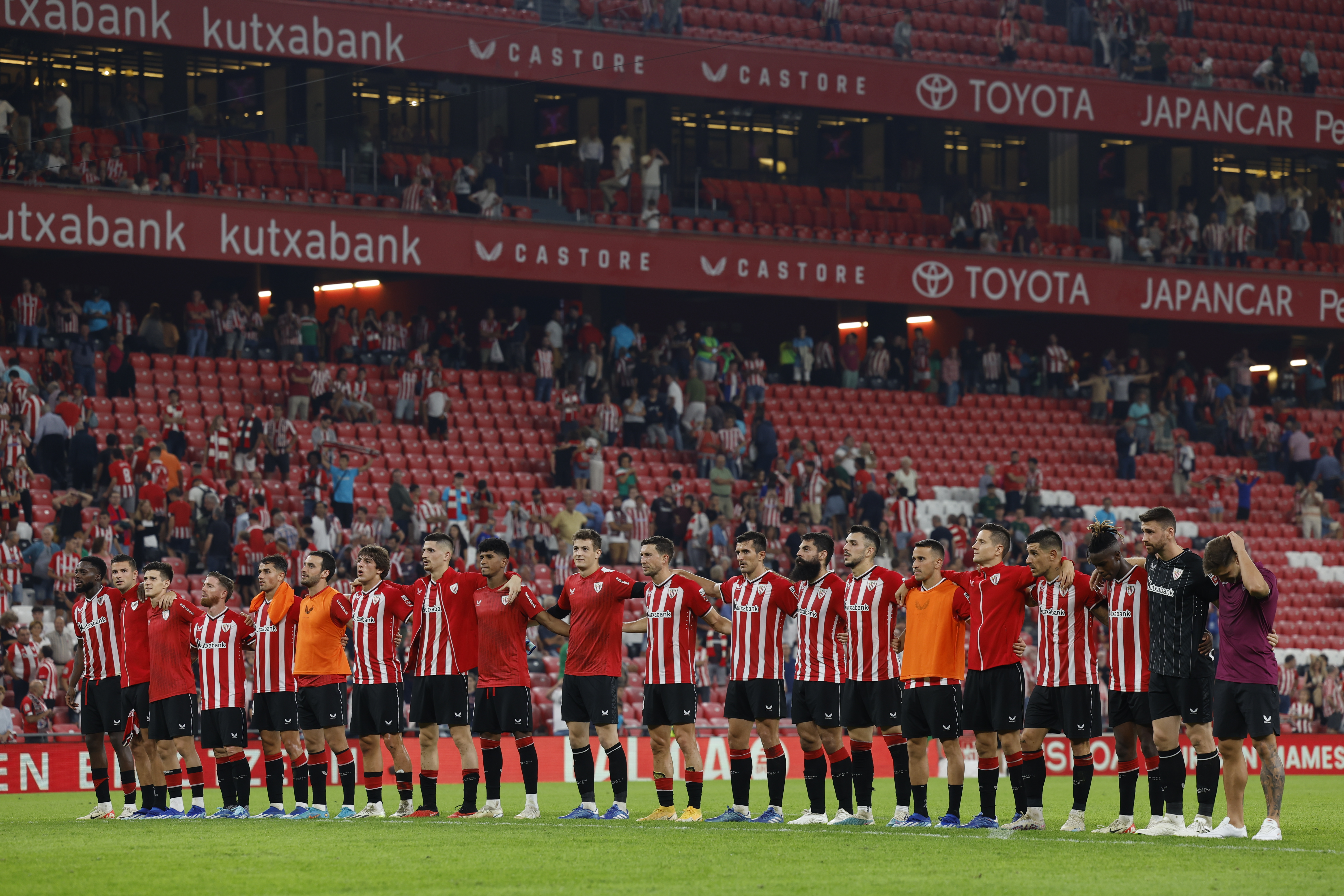 epa10904462 Athletic Club's players celebrate with supporters after the Spanish LaLiga soccer match between Athletic Club de Bilbao and UD Almeria, in Bilbao, Basque Country, Spain, 06 October 2023.  EPA-EFE/Miguel Tona