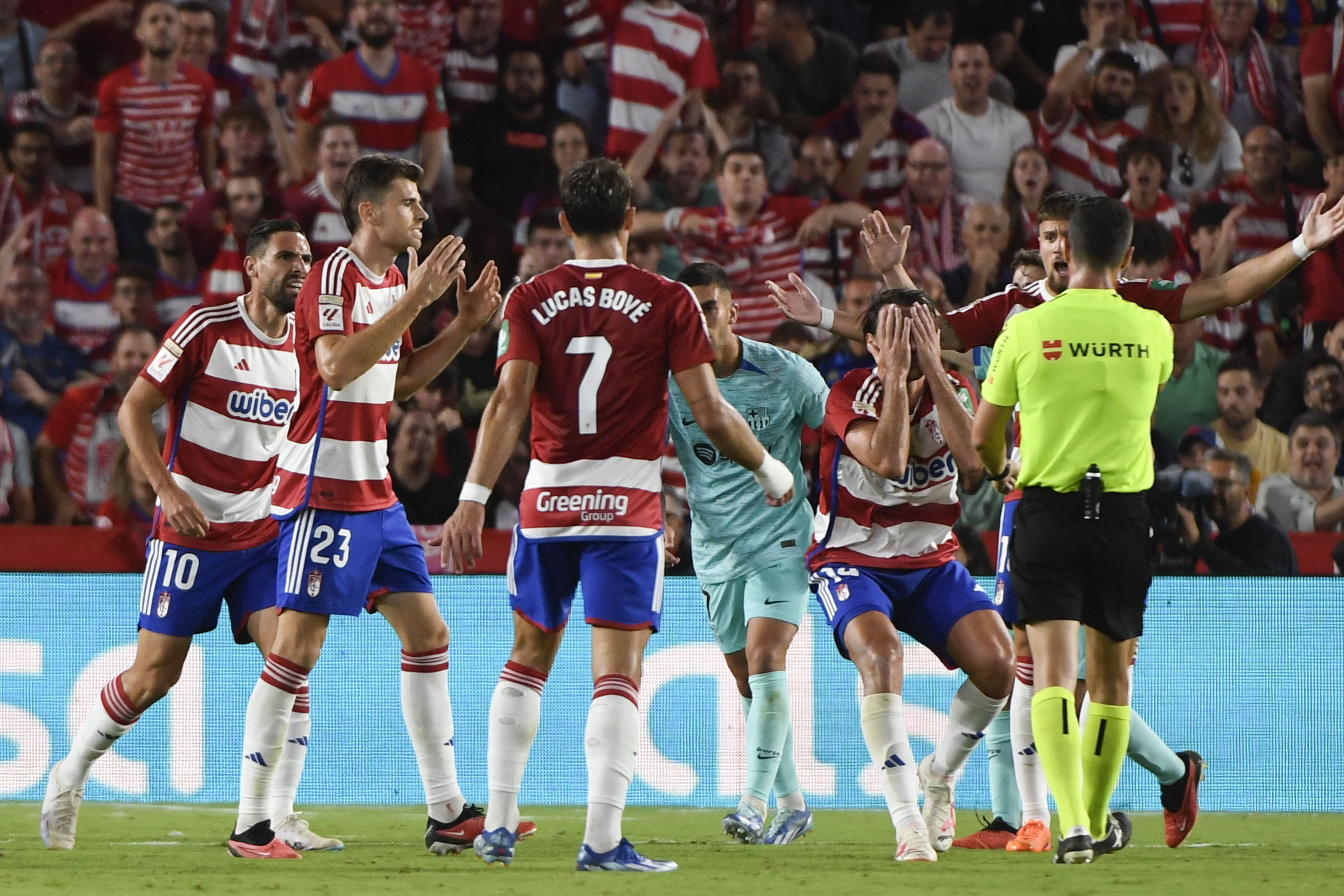 epa10908444 Granada's players protest against a decision by referee Soto Grado (R) during the Spanish LaLiga soccer match between Granada CF and FC Barcelona in Granada, Spain, 08 October 2023.  EPA-EFE/miguel angel molina