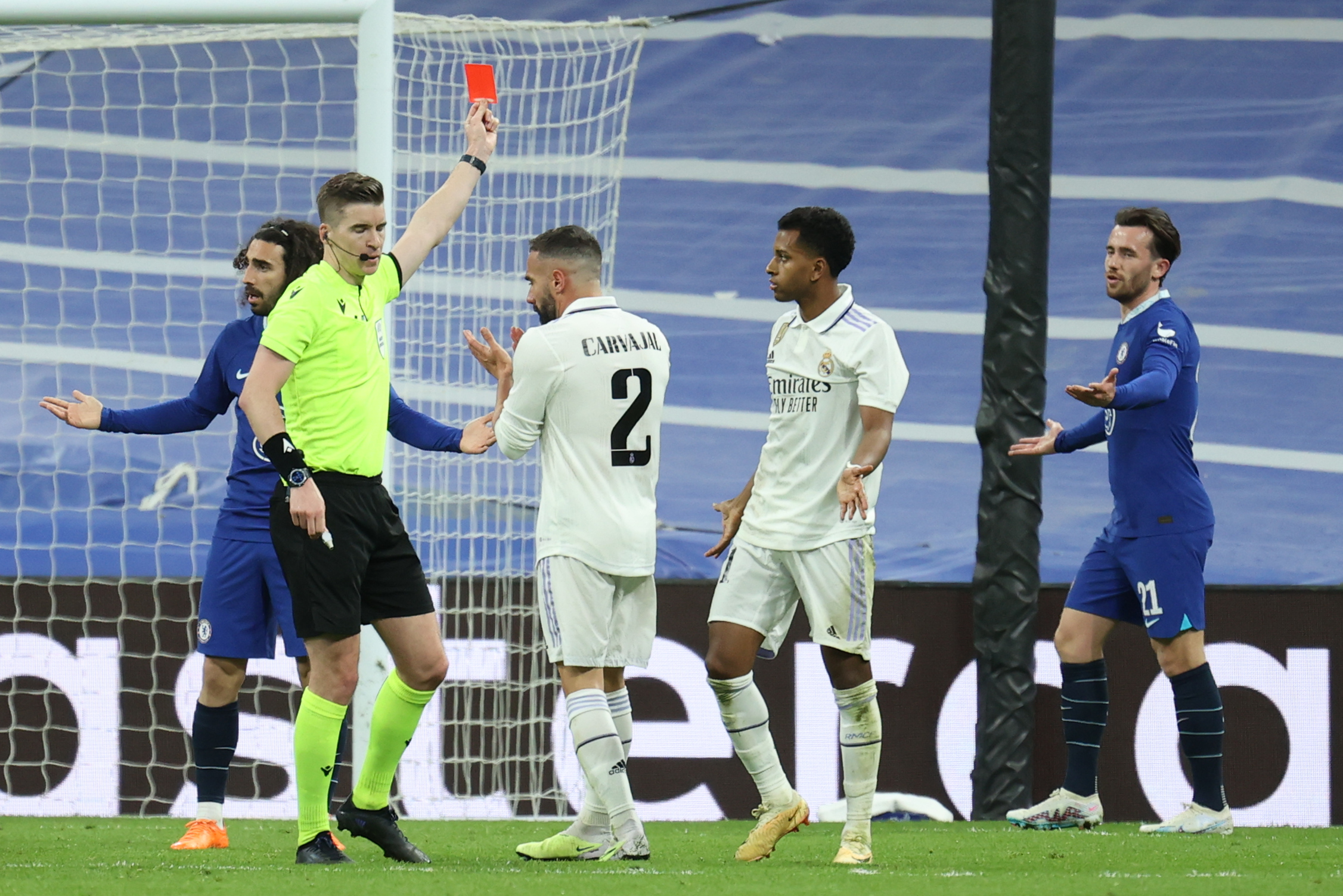 epa10570148 Chelsea's Ben Chillwell (R) sees a red card by French referee Francois Letexier during the UEFA Champions League quarter final first leg soccer match between Real Madrid and Chelsea FC, in Madrid, Spain, 12 April 2023.  EPA-EFE/Kiko Huesca
