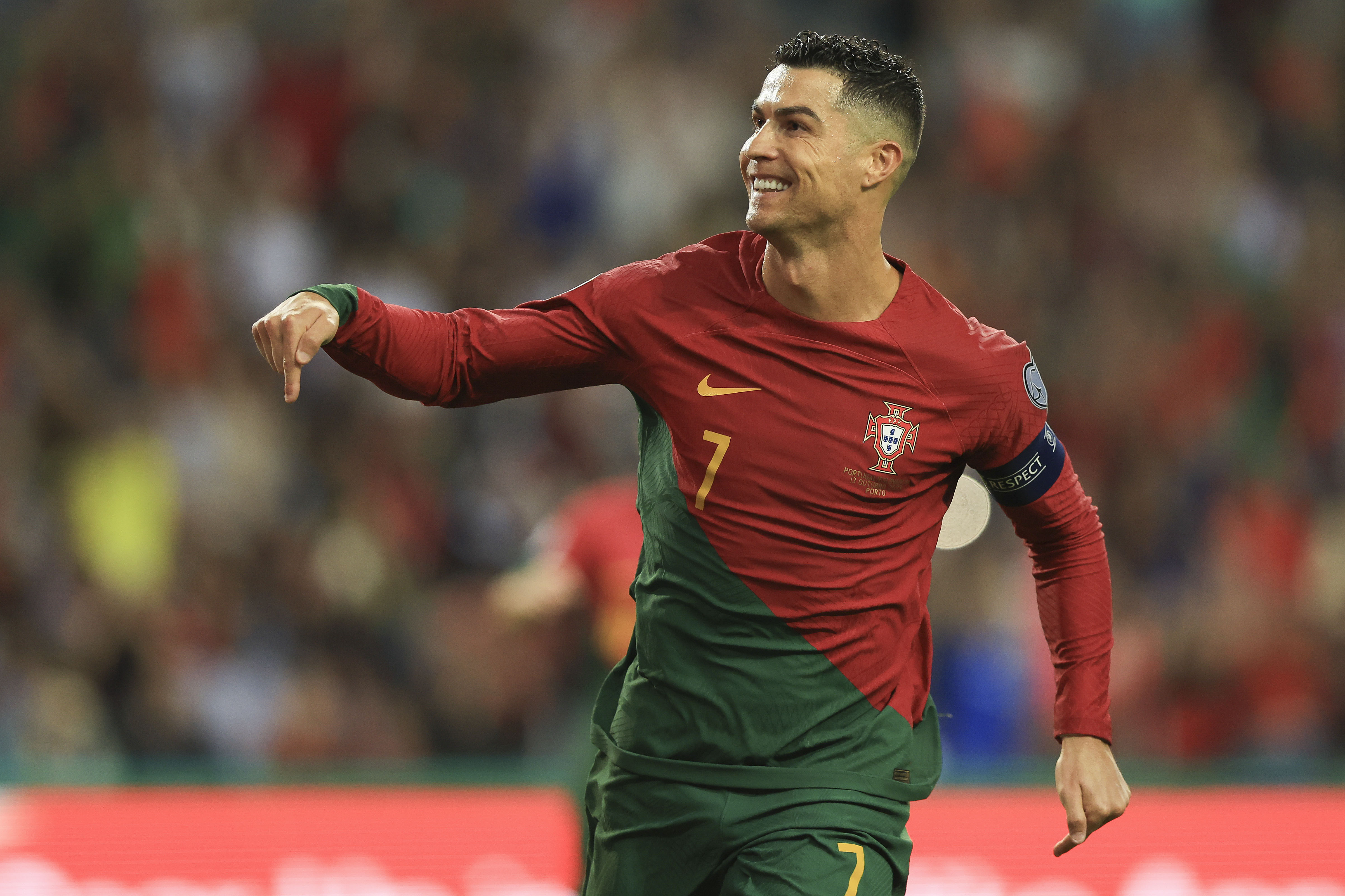 epa10917797 Portugal's Cristiano Ronaldo celebrates after scoring the 2-0 goal from the penalty spot during the UEFA EURO 2024 group J qualifying soccer match between Portugal and Slovakia, in Porto, Portugal, 13 October 2023.  EPA-EFE/JOSE COELHO