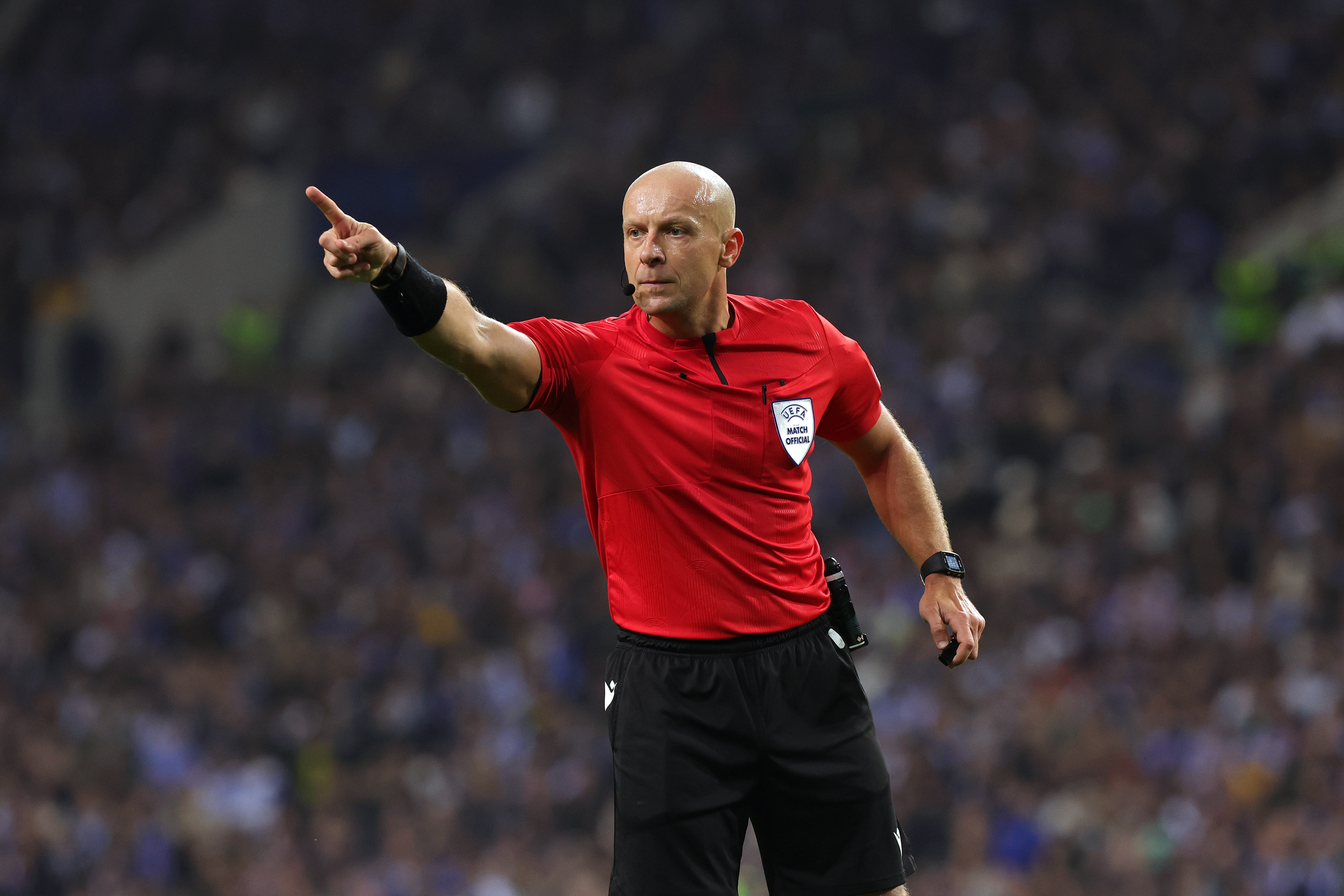 epa10523065 Referee Szymon Marciniak gestures during the UEFA Champions League round of 16 second leg match between FC Porto and Inter Milan, in Porto, Portugal, 14 March 2023.  EPA-EFE/ESTELA SILVA
