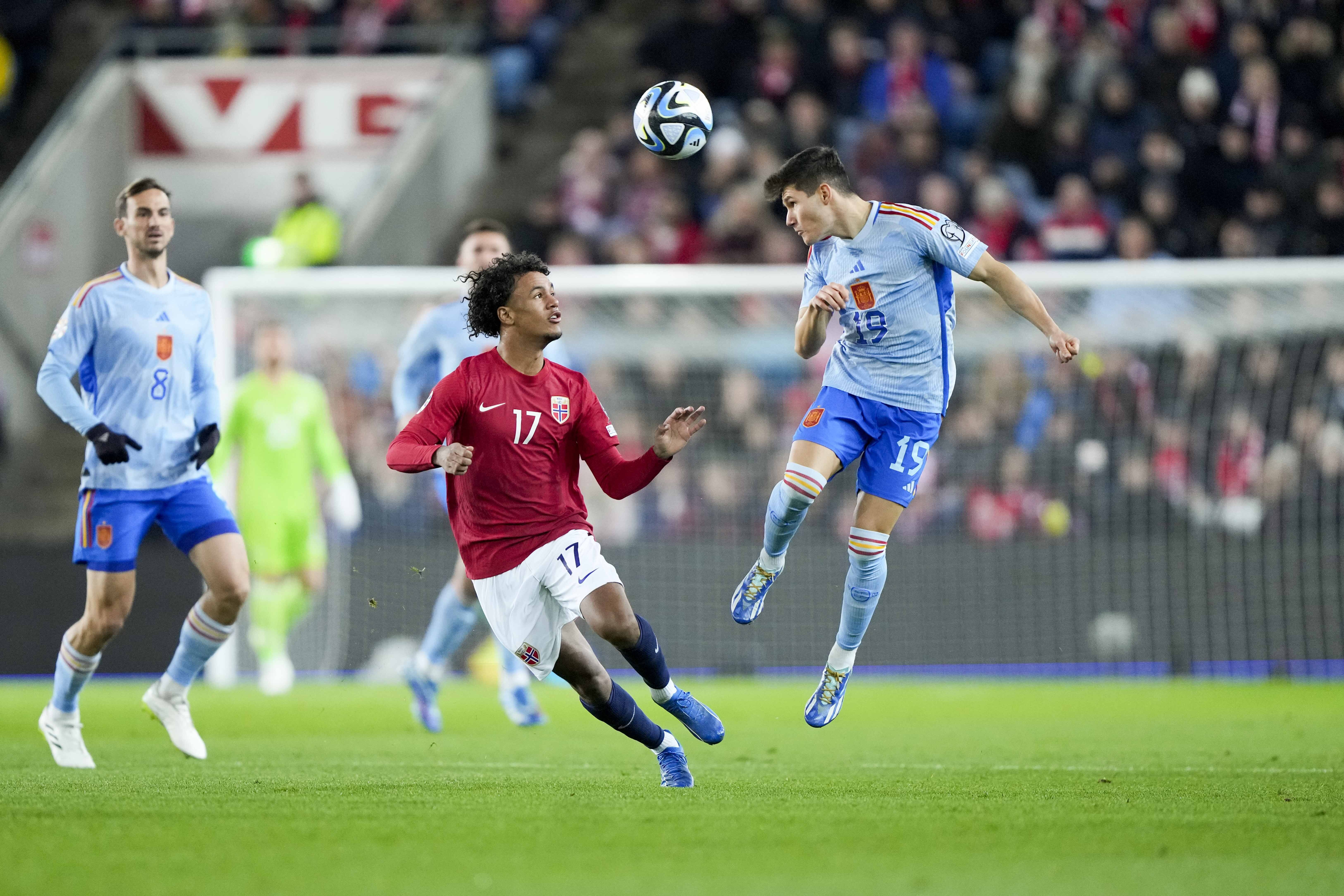 Norway's Oscar Bobb, center, and Spain's Fran García in action during the Euro 2024 group A qualifying soccer match between Norway and Spain at the Ullevaal Stadium in Oslo, Norway, Sunday Oct. 15, 2023. (Fredrik Varfjell/NTB Scanpix via AP)