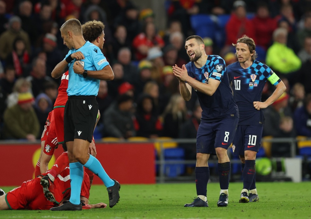 epa10921201 Mateo Kovacic of Croatia (C) reacts during the UEFA EURO 2024 group D qualification round match between Wales and Croatia in Cardiff, Britain, 15 October 2023.  EPA-EFE/ADAM VAUGHAN