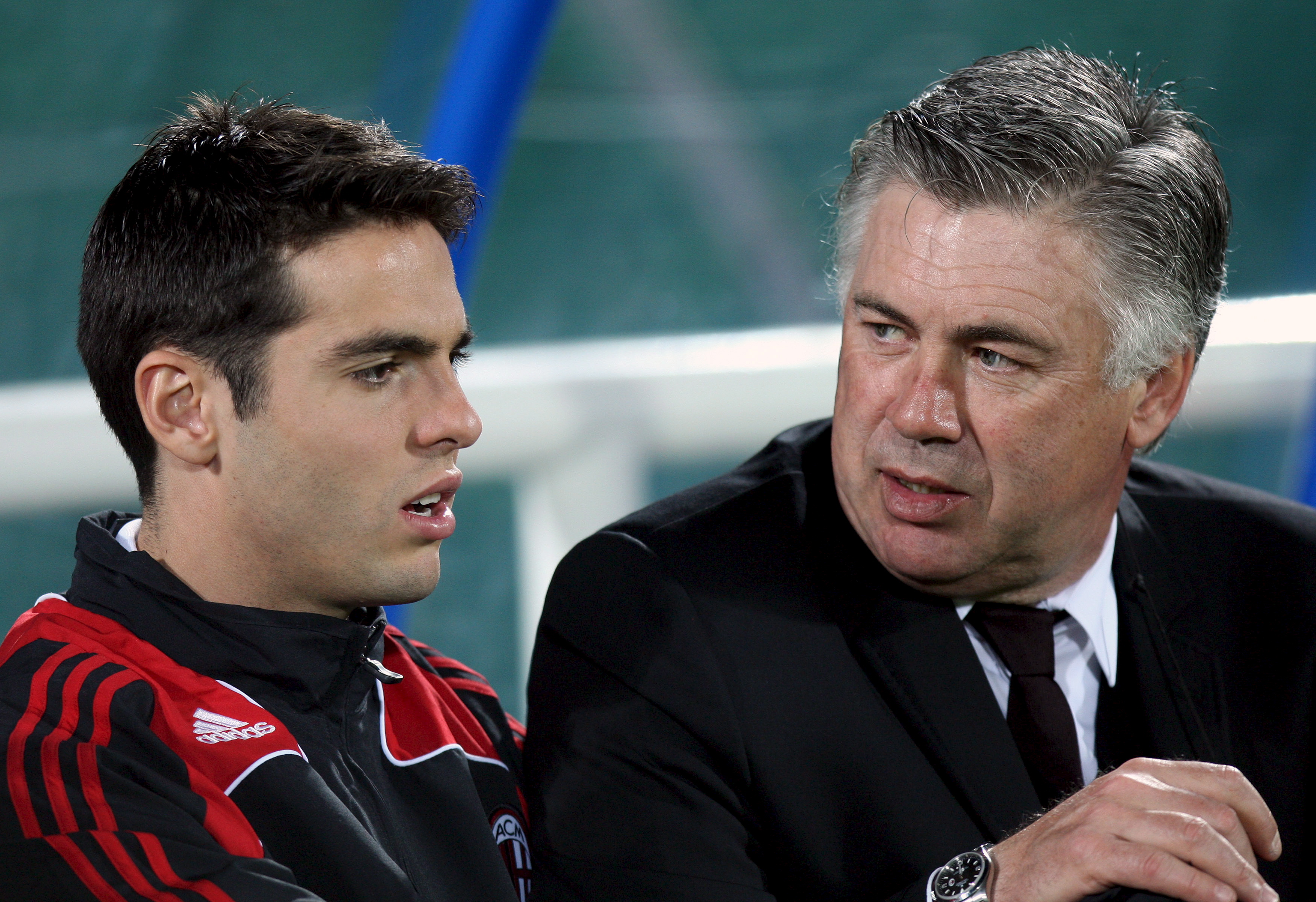 epa01592220 AC Milan's coach Carlo Ancelotti (R) talks to his player Brazilian Kaka before their match against Hamburg during their match at Dubai Football Challenge in Dubai, United Arab Emirates, 06 January 2009.  EPA/ALI HAIDER